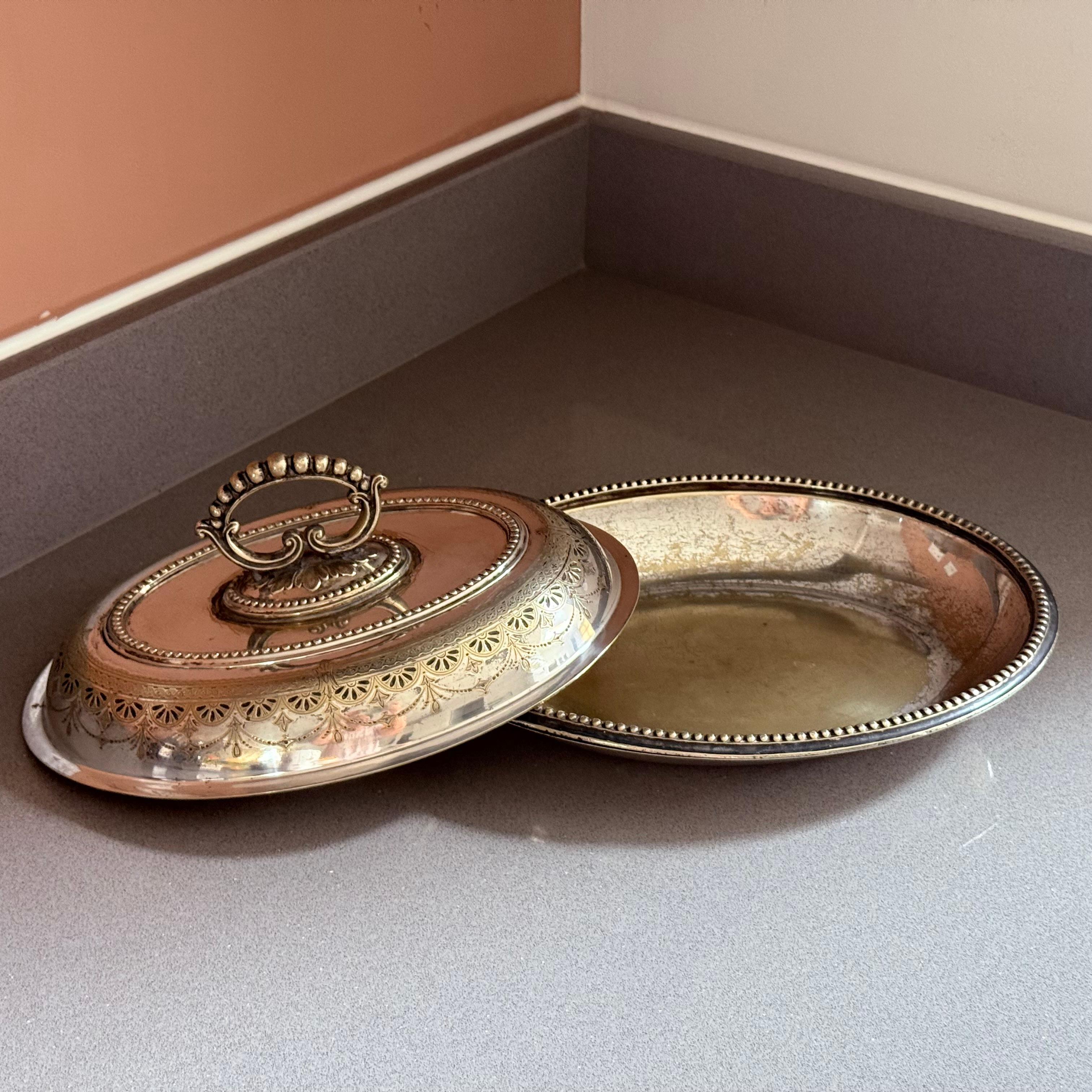Plat de service couvert en métal argenté ancien avec poignée ornée et décor gravé en vente 2
