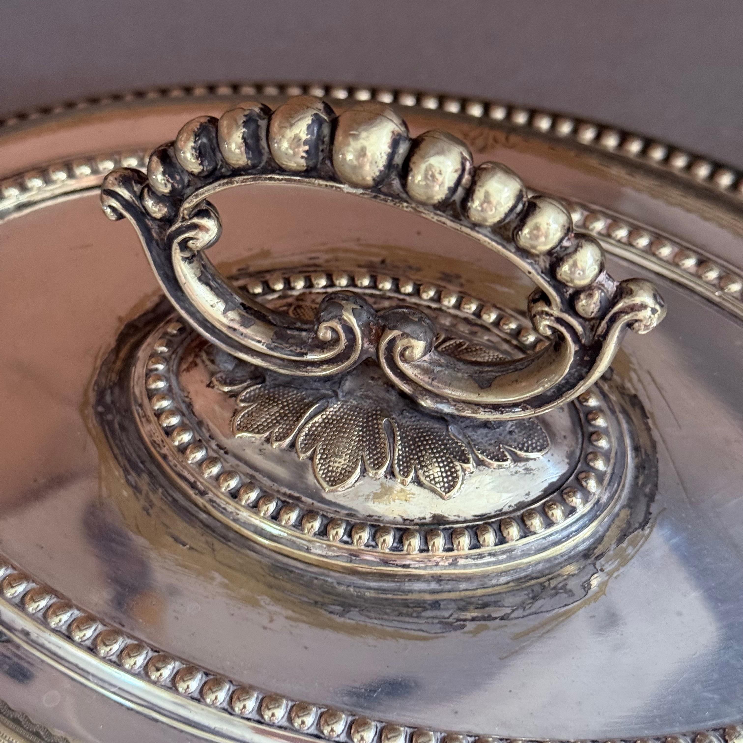 Plat de service couvert en métal argenté ancien avec poignée ornée et décor gravé en vente 3
