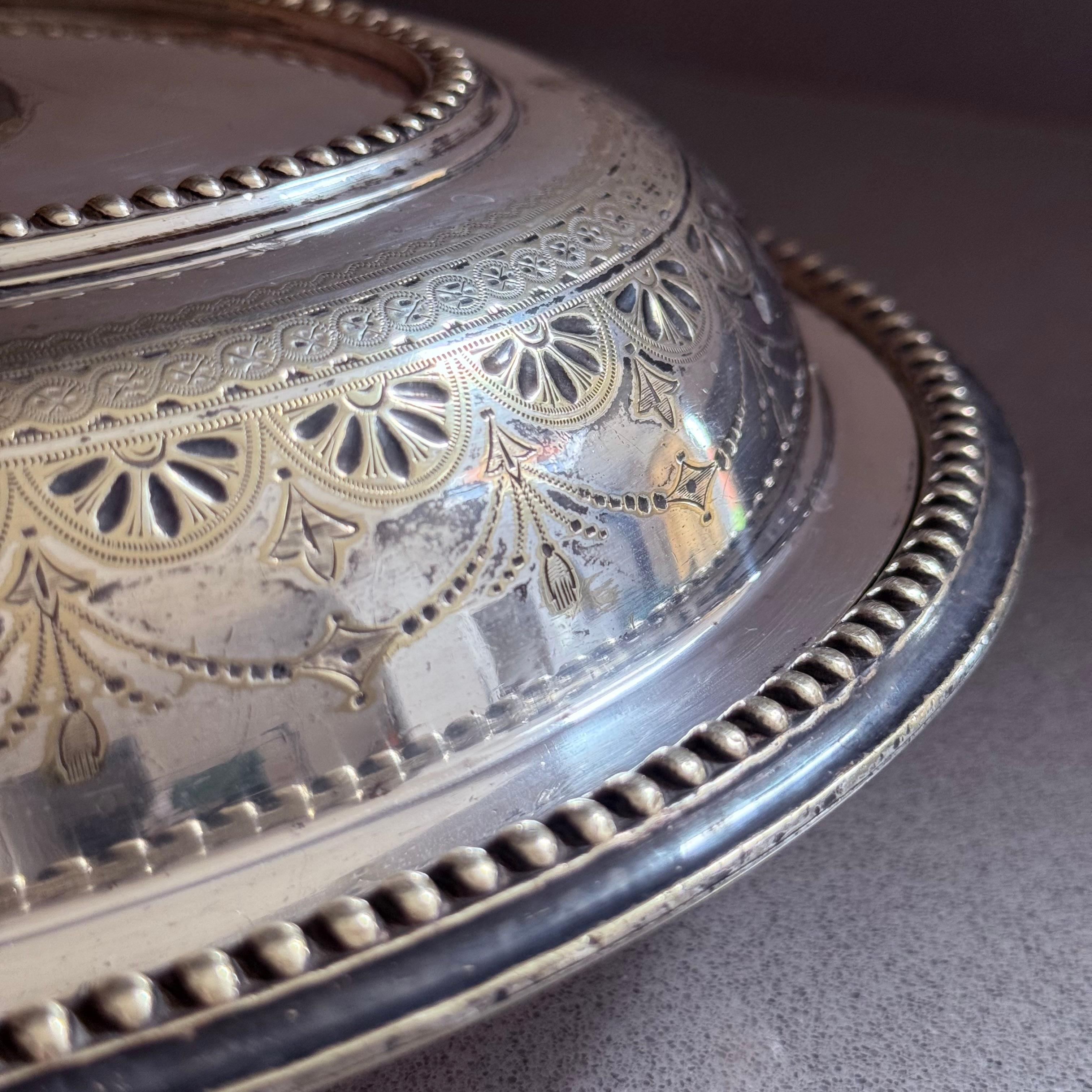Plat de service couvert en métal argenté ancien avec poignée ornée et décor gravé en vente 4