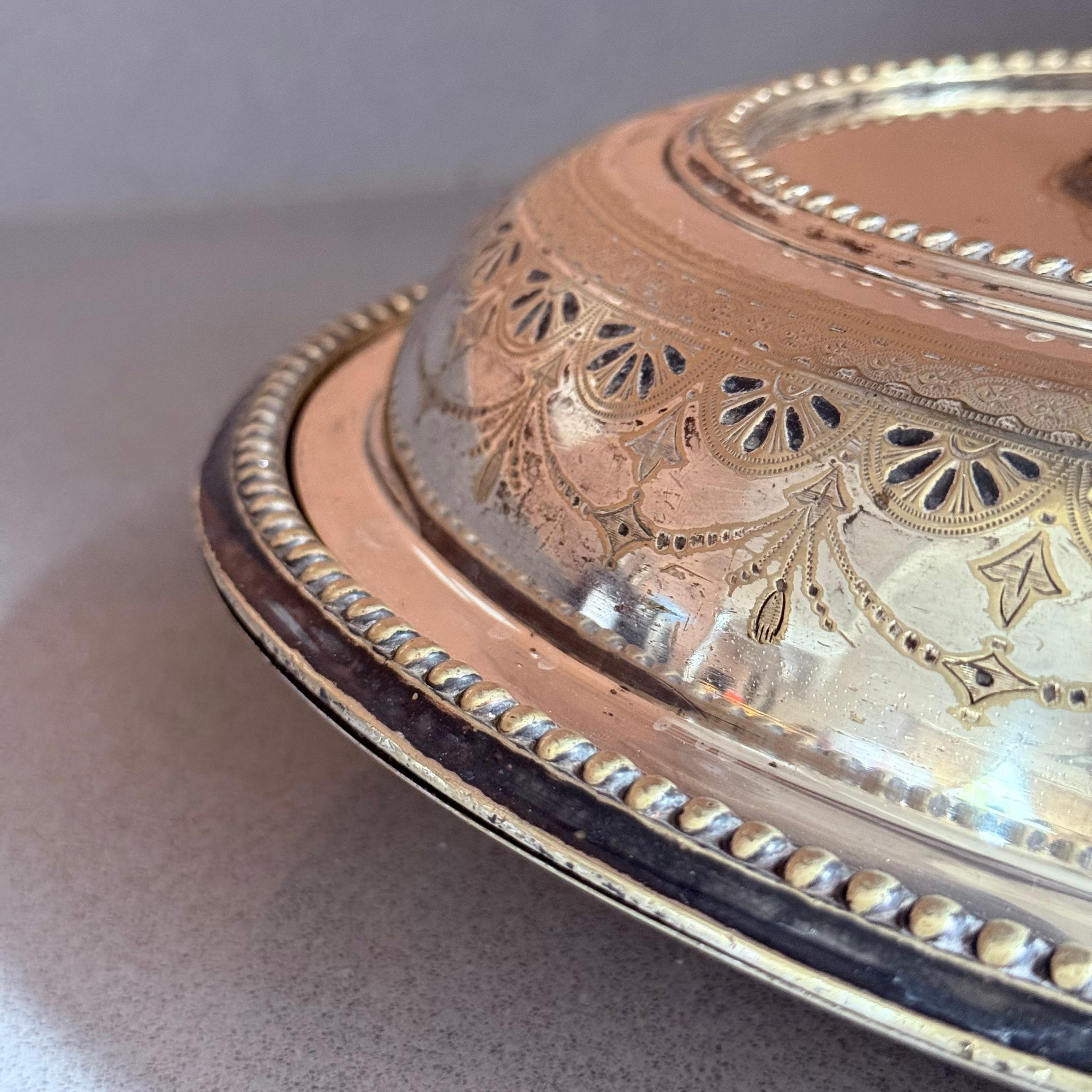 Plat de service couvert en métal argenté ancien avec poignée ornée et décor gravé en vente 5
