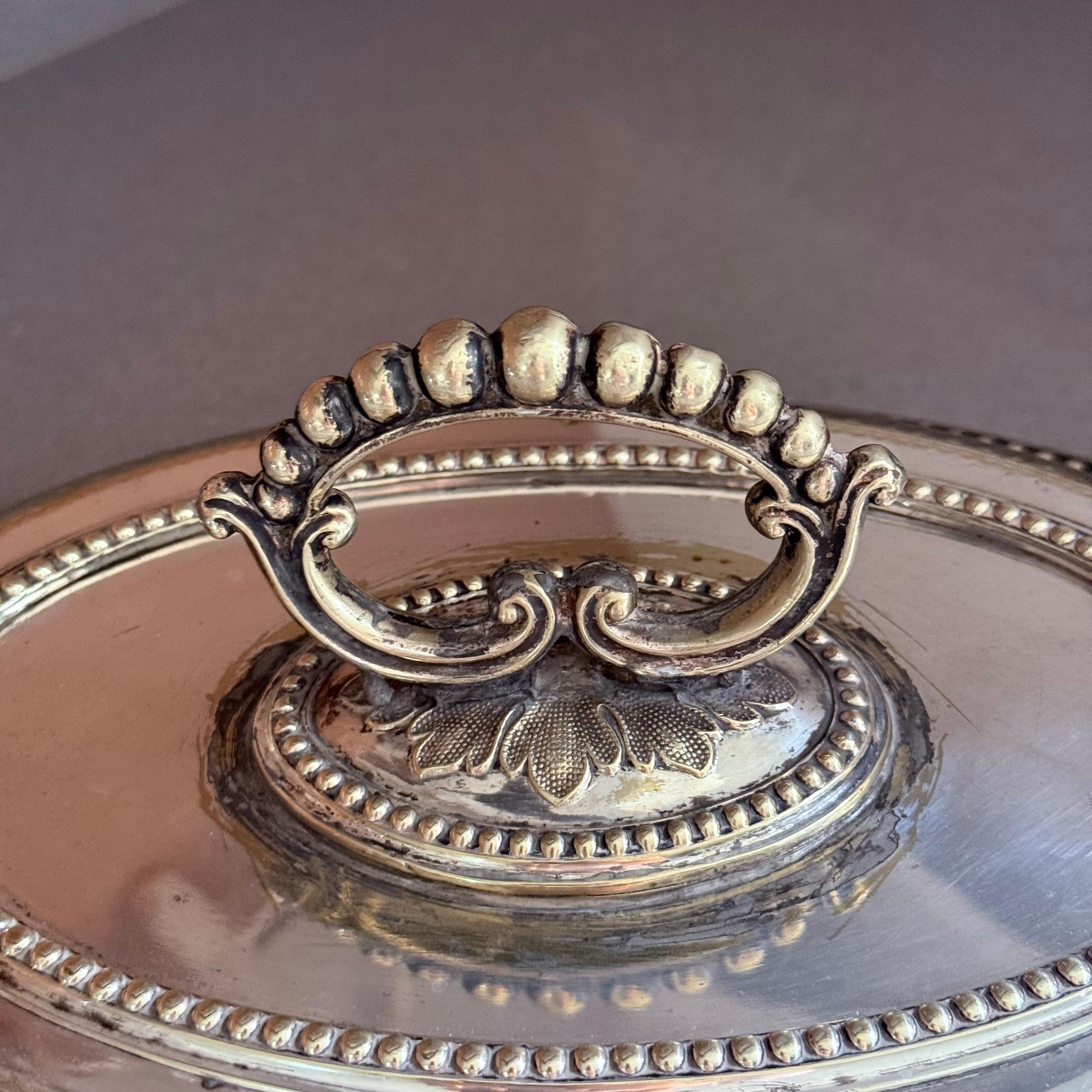 Plat de service couvert en métal argenté ancien avec poignée ornée et décor gravé en vente 6