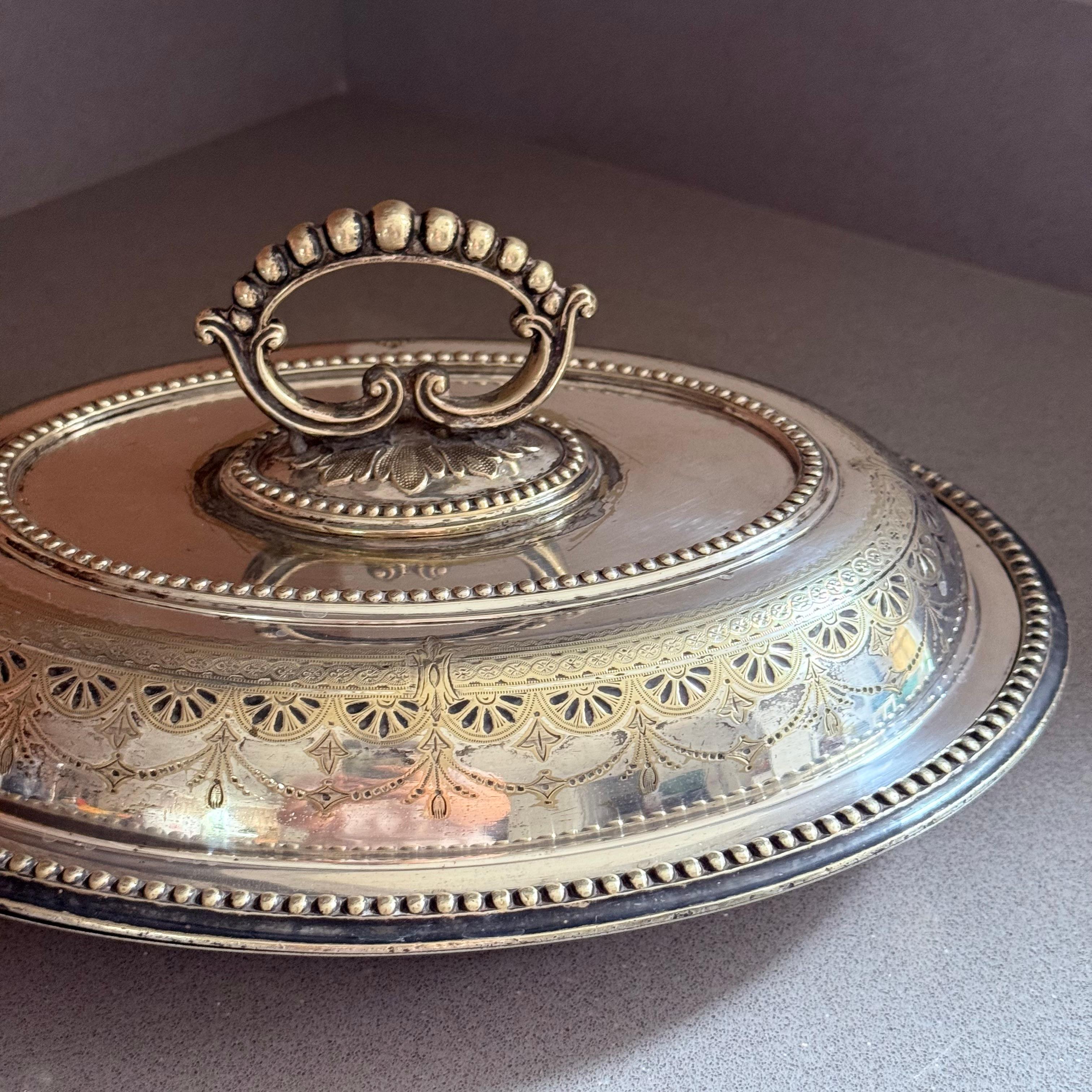 Plat de service couvert en métal argenté ancien avec poignée ornée et décor gravé en vente 7