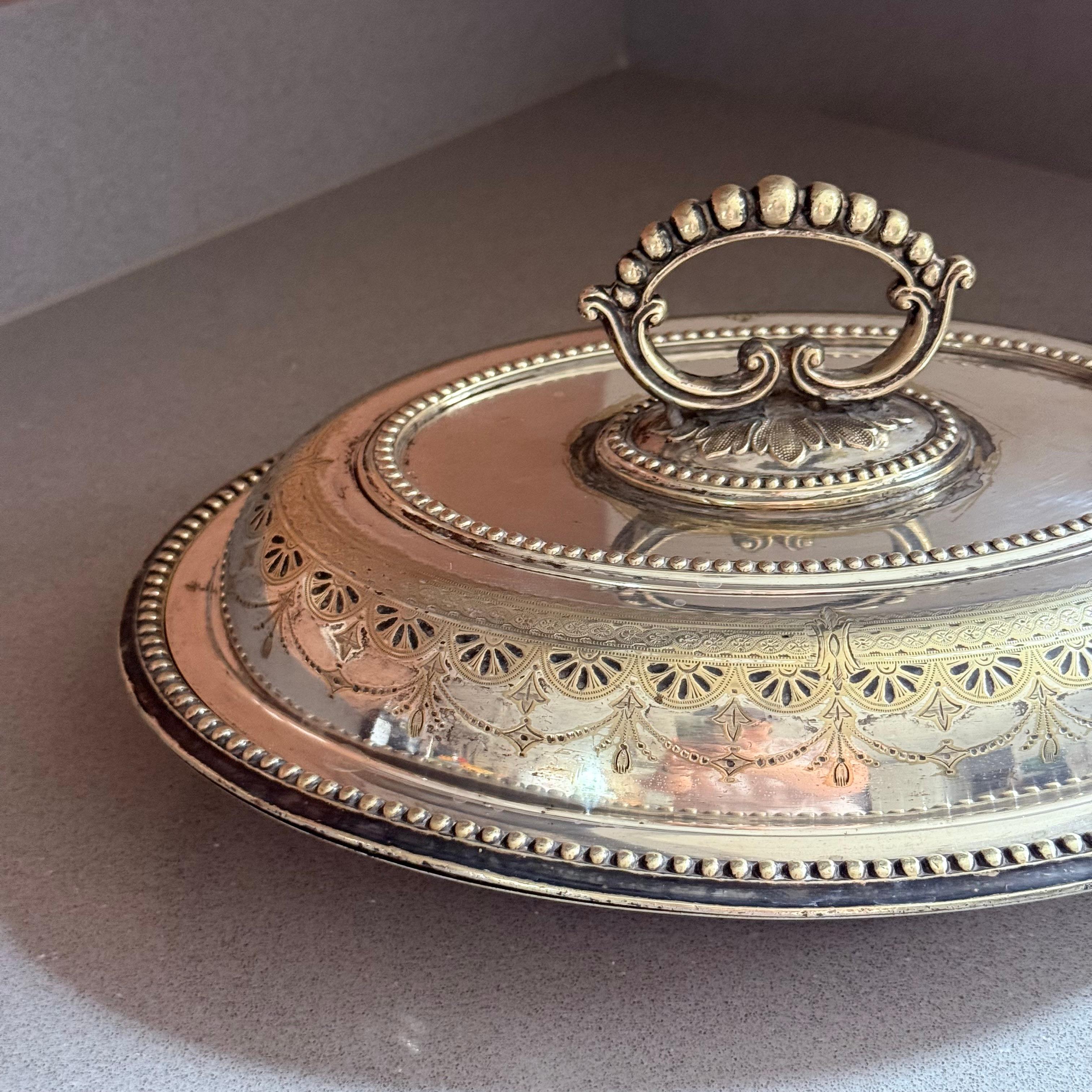 Plat de service couvert en métal argenté ancien avec poignée ornée et décor gravé en vente 8