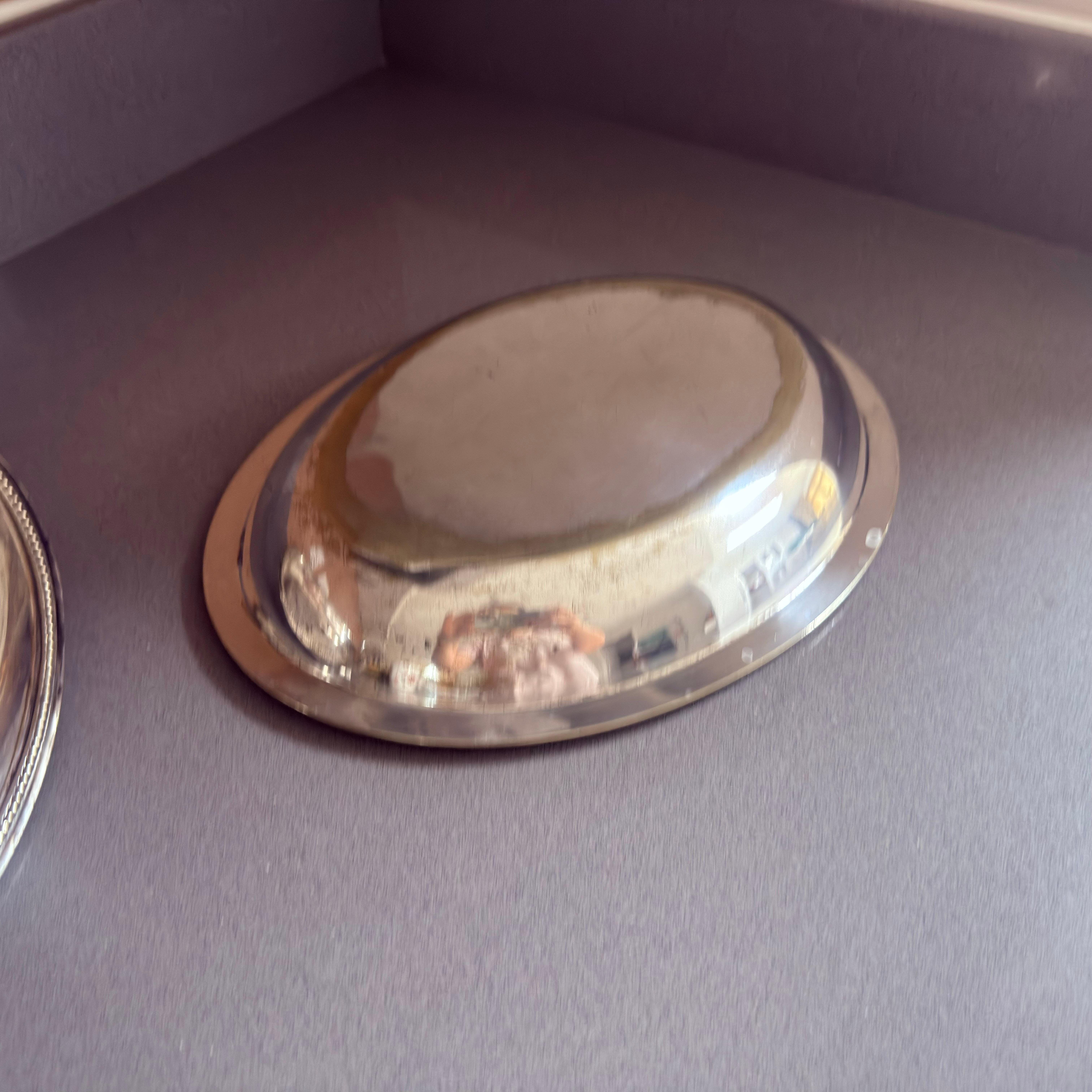 Art déco Plat de service couvert en métal argenté ancien avec poignée ornée et décor gravé en vente