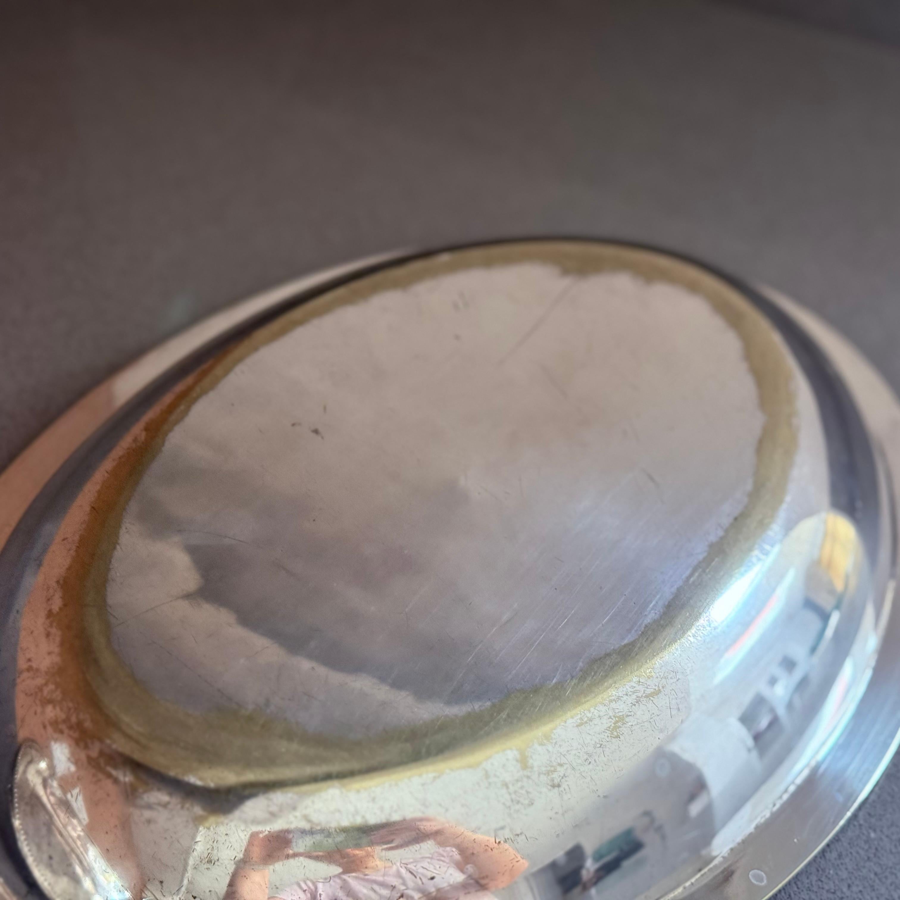 Britannique Plat de service couvert en métal argenté ancien avec poignée ornée et décor gravé en vente