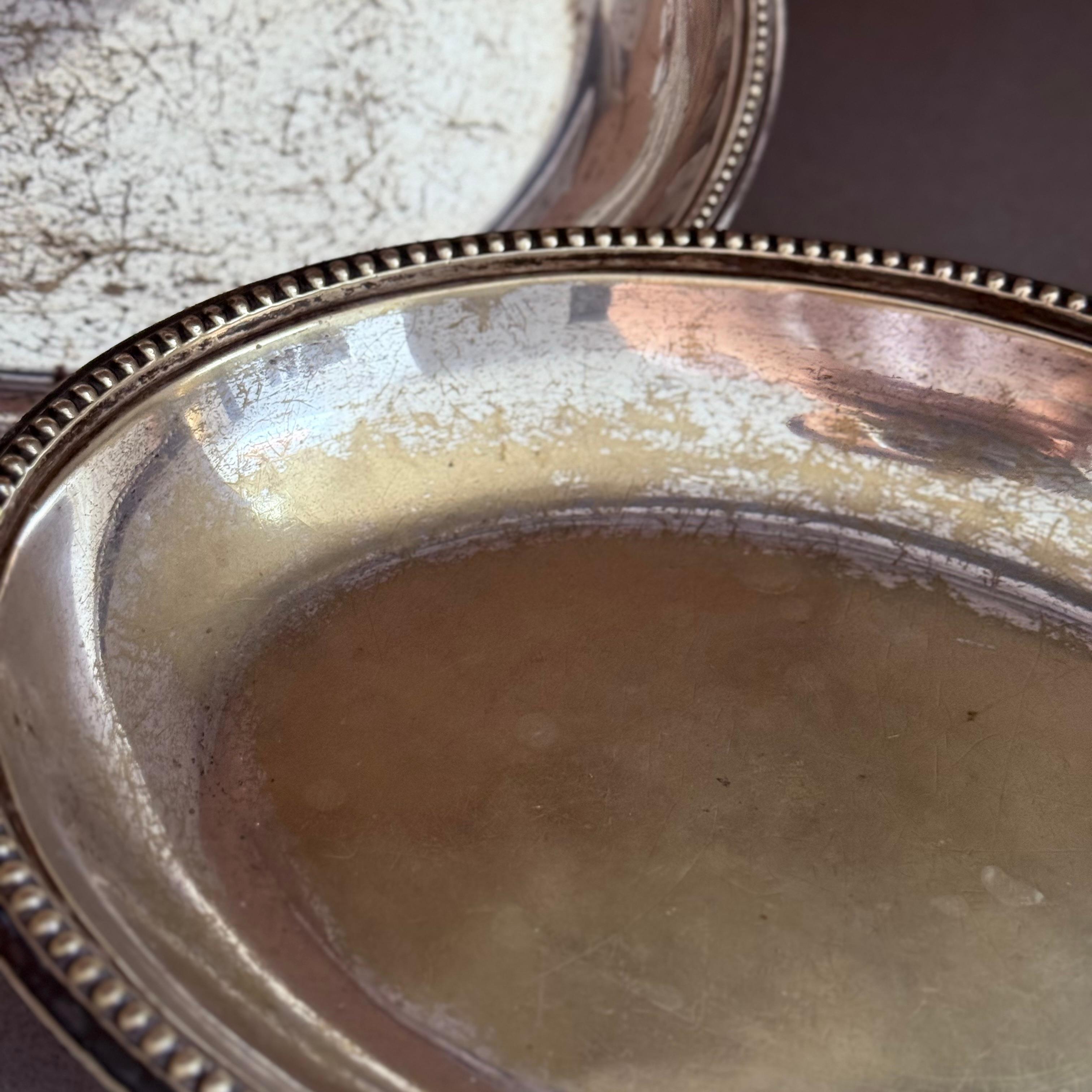 Brossé Plat de service couvert en métal argenté ancien avec poignée ornée et décor gravé en vente
