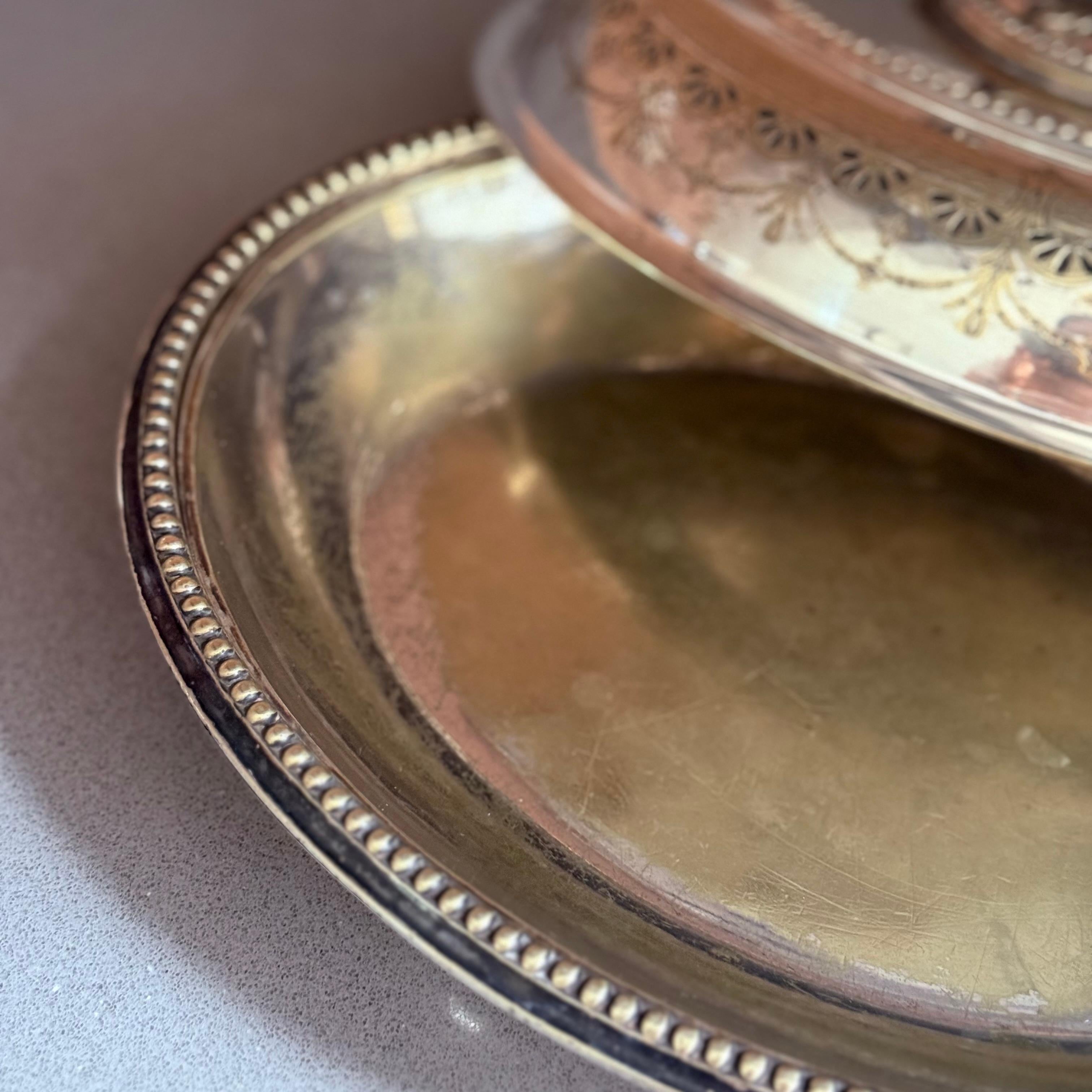 Début du 20ème siècle Plat de service couvert en métal argenté ancien avec poignée ornée et décor gravé en vente