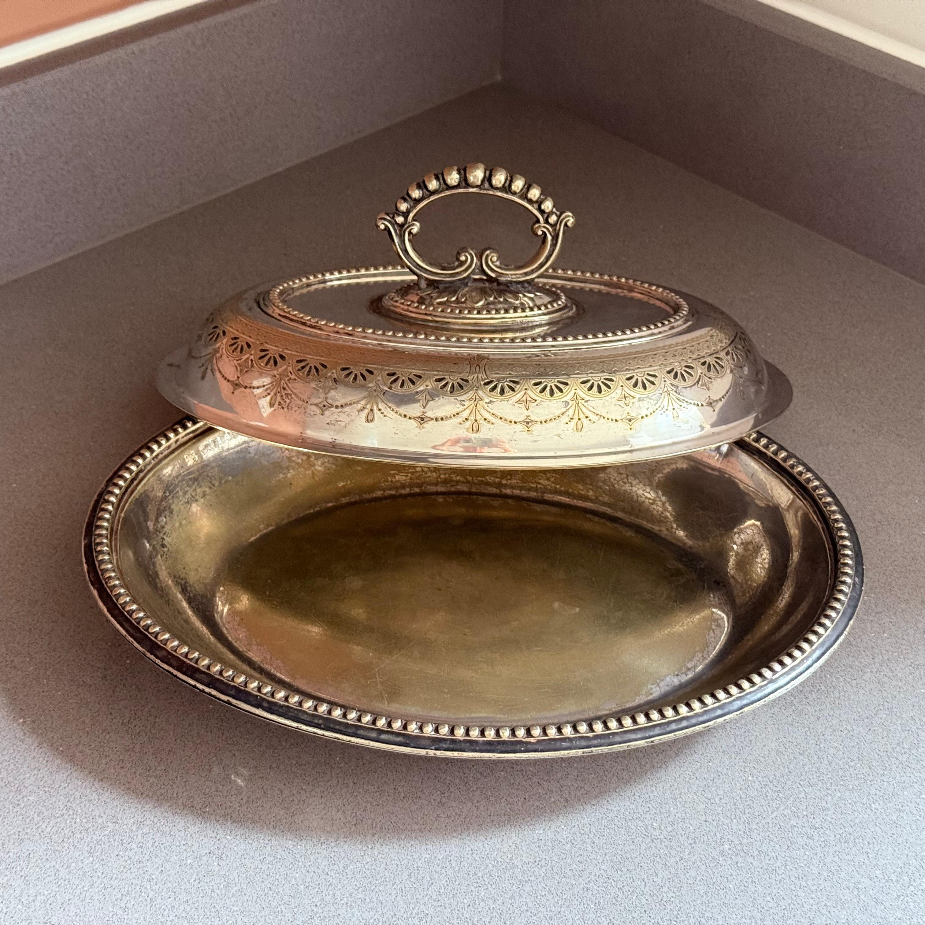 Plat de service couvert en métal argenté ancien avec poignée ornée et décor gravé en vente 1