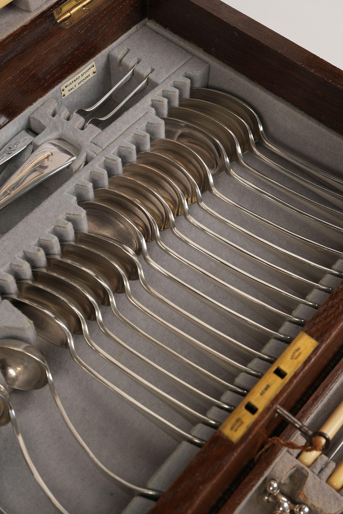 Boîte à couverts ancienne en métal argenté dans un coffret en Oak Oak en vente 3