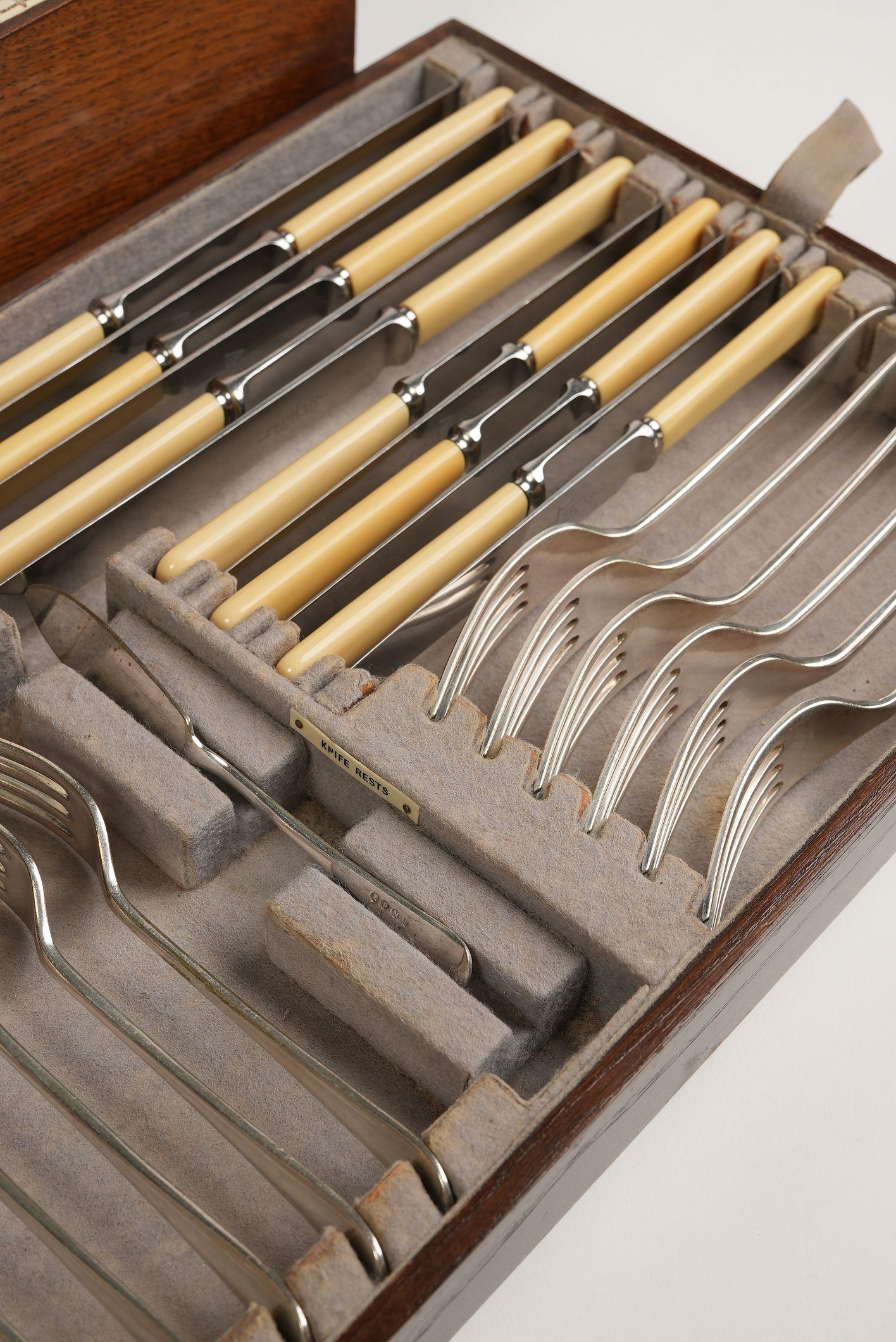 Boîte à couverts ancienne en métal argenté dans un coffret en Oak Oak en vente 4