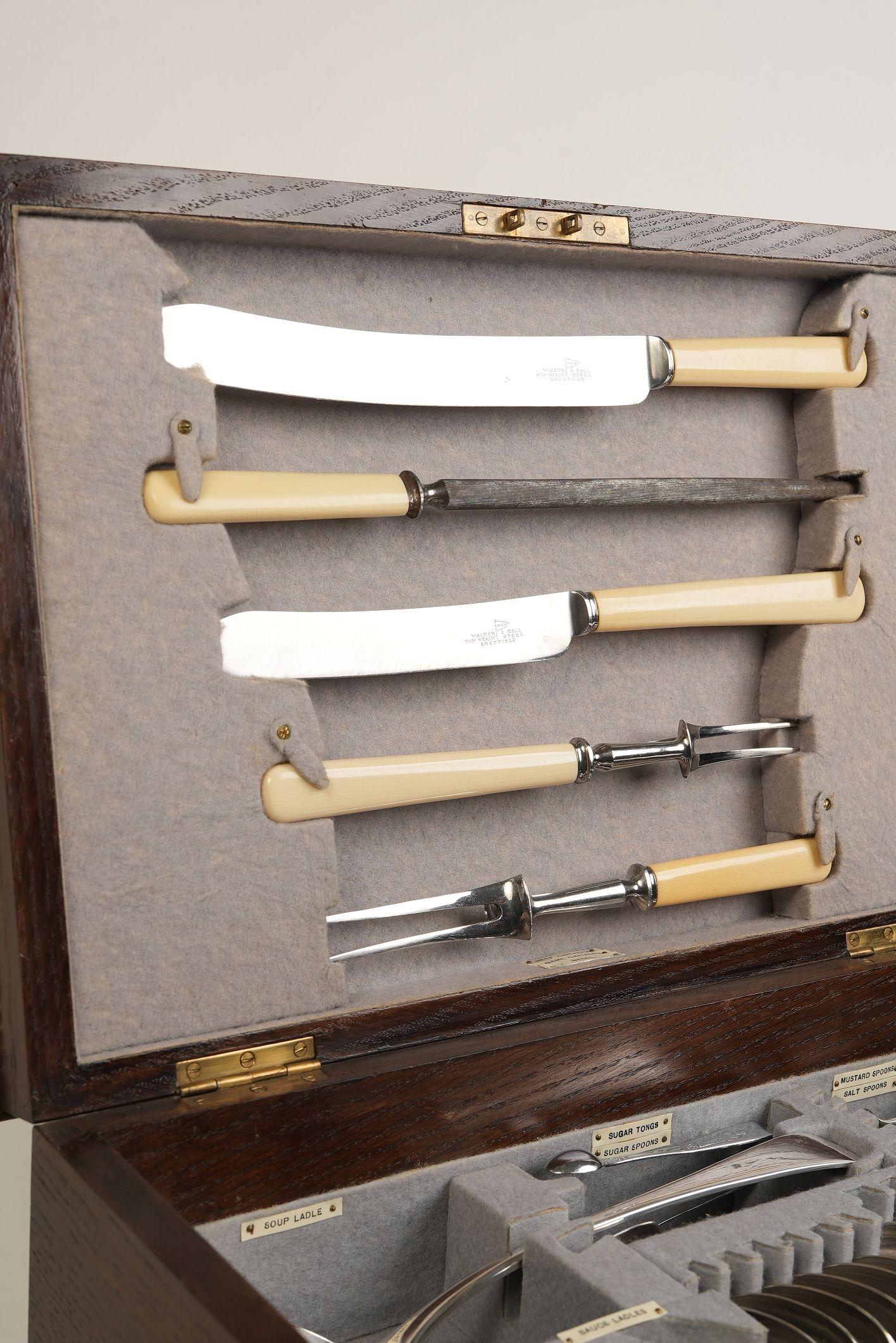 Boîte à couverts ancienne en métal argenté dans un coffret en Oak Oak en vente 5