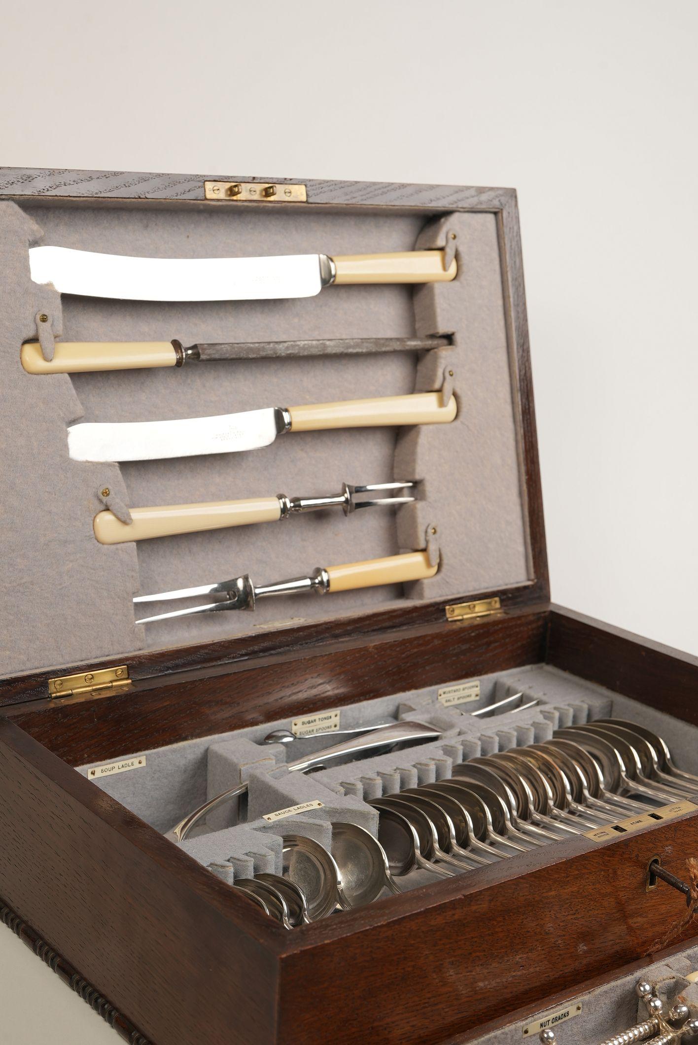 Boîte à couverts ancienne en métal argenté dans un coffret en Oak Oak en vente 6