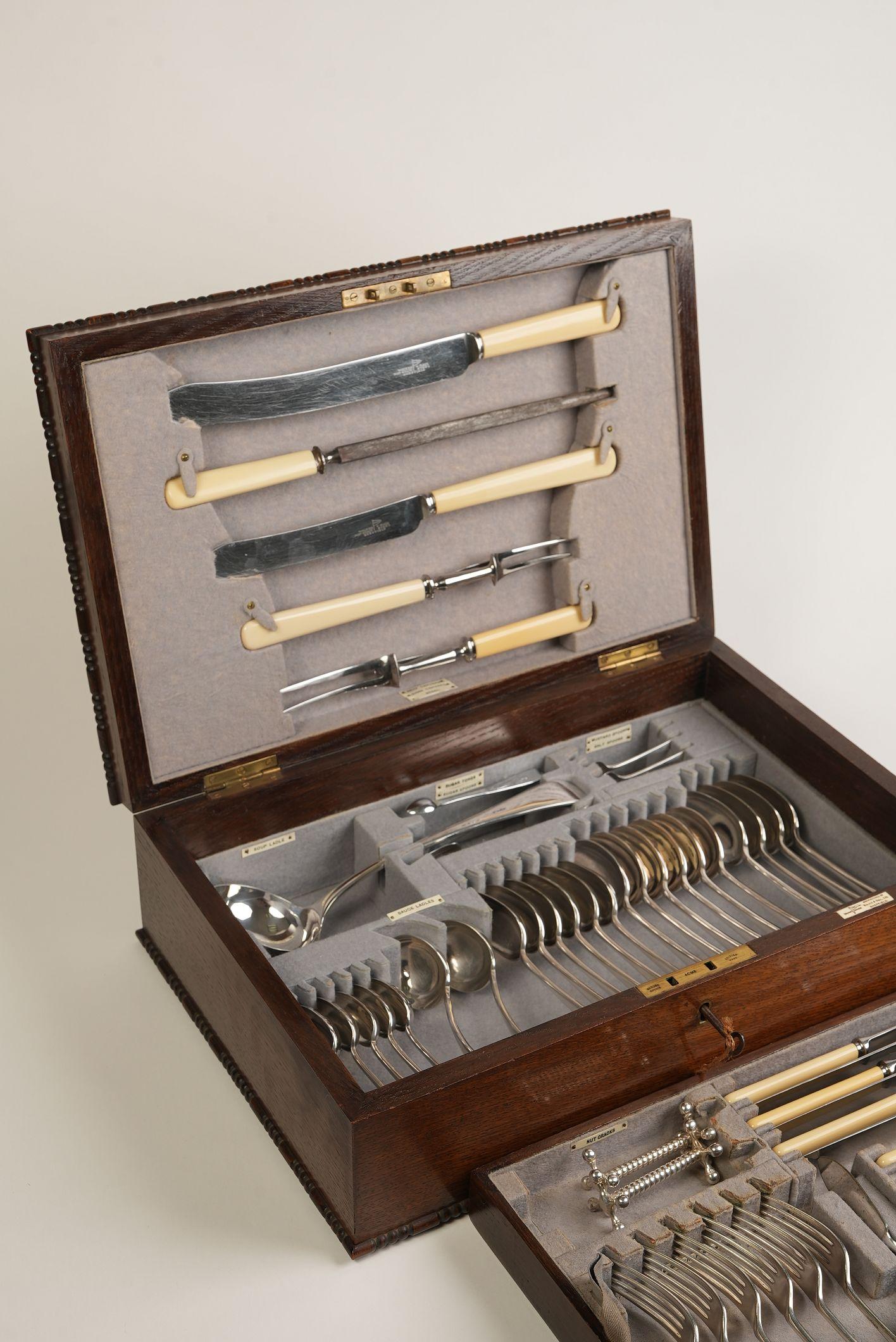 Boîte à couverts ancienne en métal argenté dans un coffret en Oak Oak en vente 1