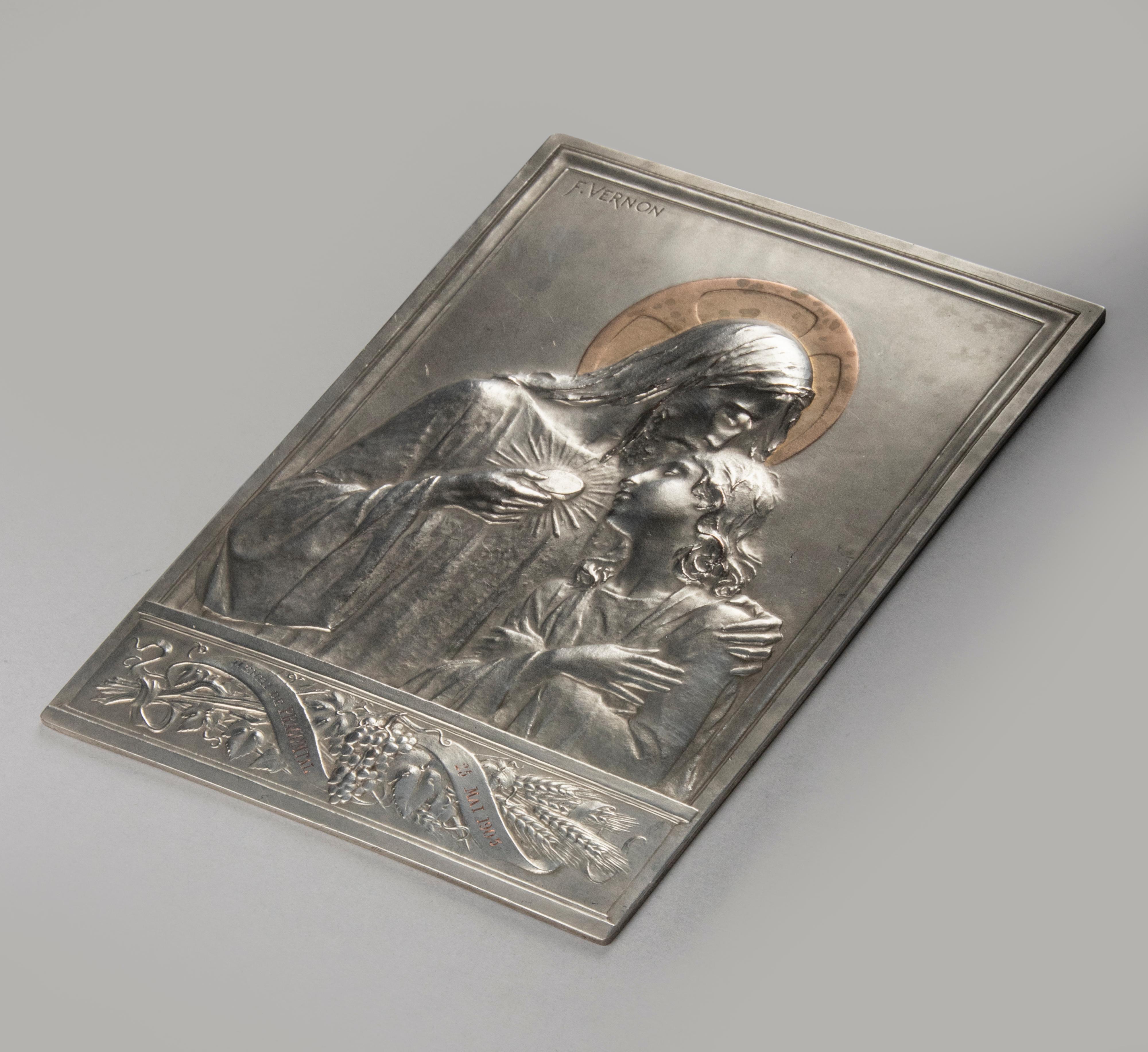 Belle plaque ancienne avec une image de Jésus-Christ avec un enfant. La plaque est magnifiquement décorée, avec des détails fins et une belle gravure. La plaque est signée 