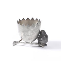 Coquetier en métal argenté ancien avec poussin sculptural et bréchet par Derby Silver