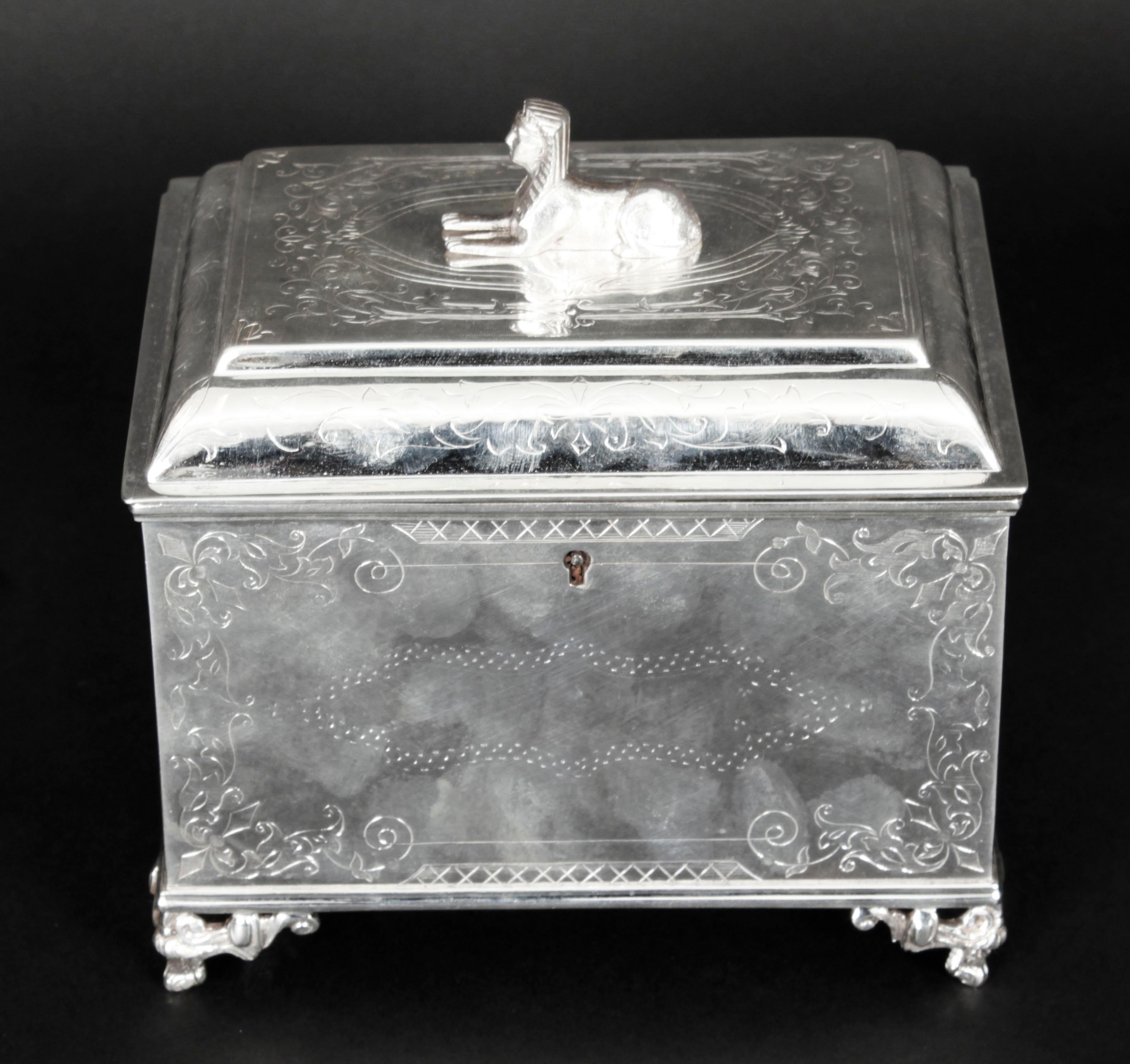Si tratta di un'attraente scatola da tè antica in argento in stile Impero Revival, risalente al 1860 circa.

Il contenitore rettangolare con coperchio presenta una squisita decorazione incisa ed è sormontato da uno Sphynx decorativo. 
 
Aggiungi un