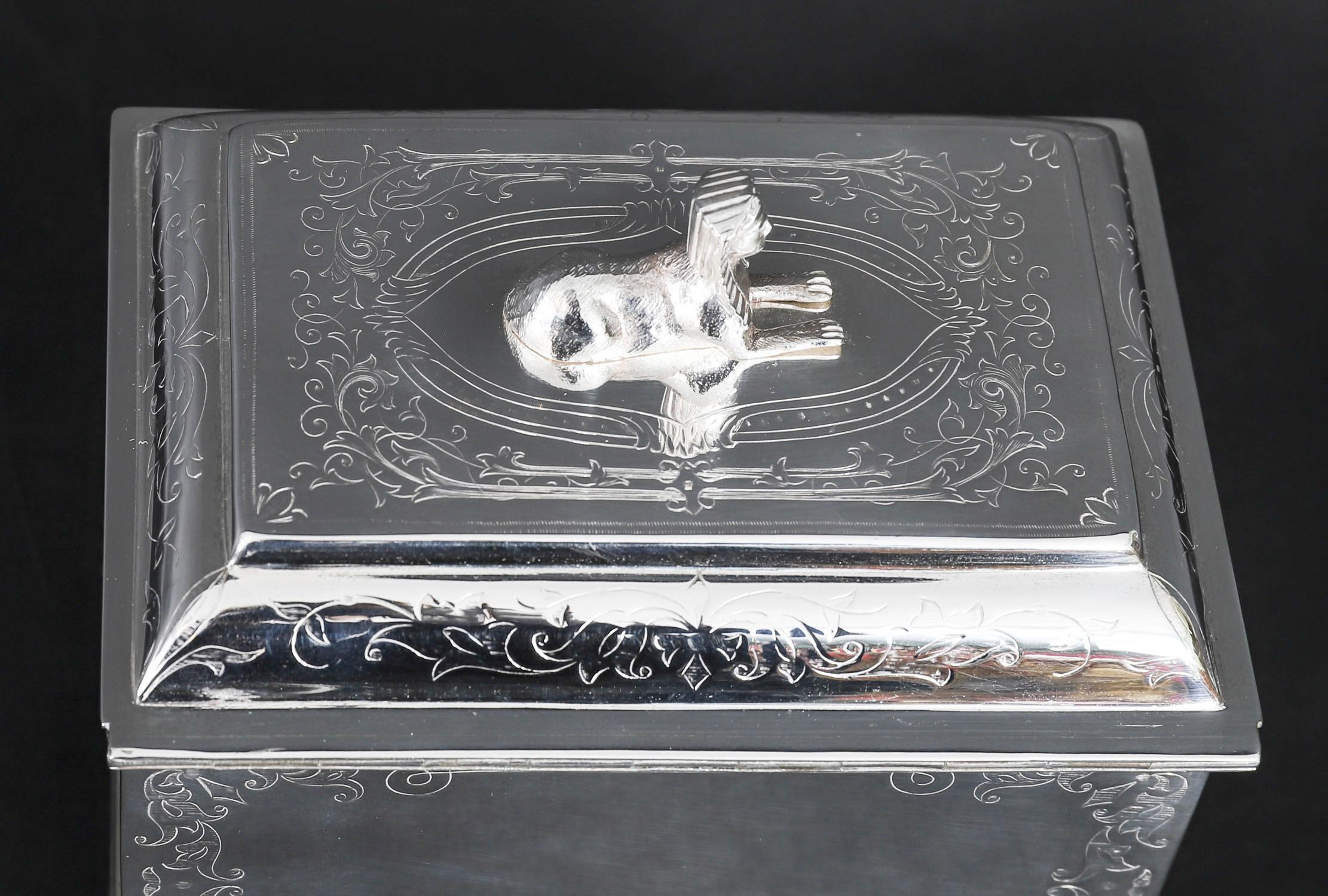 Ancienne boîte à thé néo-empire en métal argenté 19ème siècle Bon état - En vente à London, GB