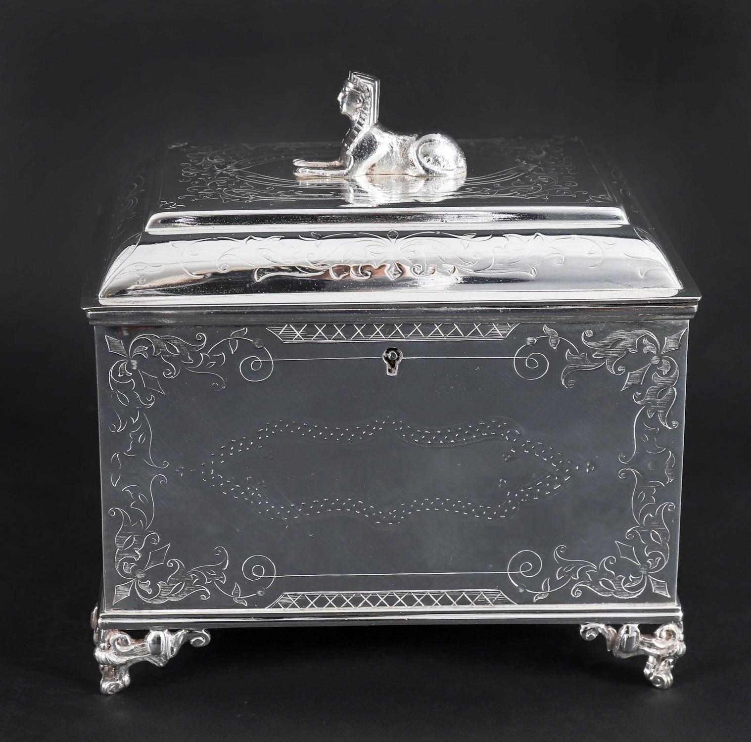 Milieu du XIXe siècle Ancienne boîte à thé néo-empire en métal argenté 19ème siècle en vente