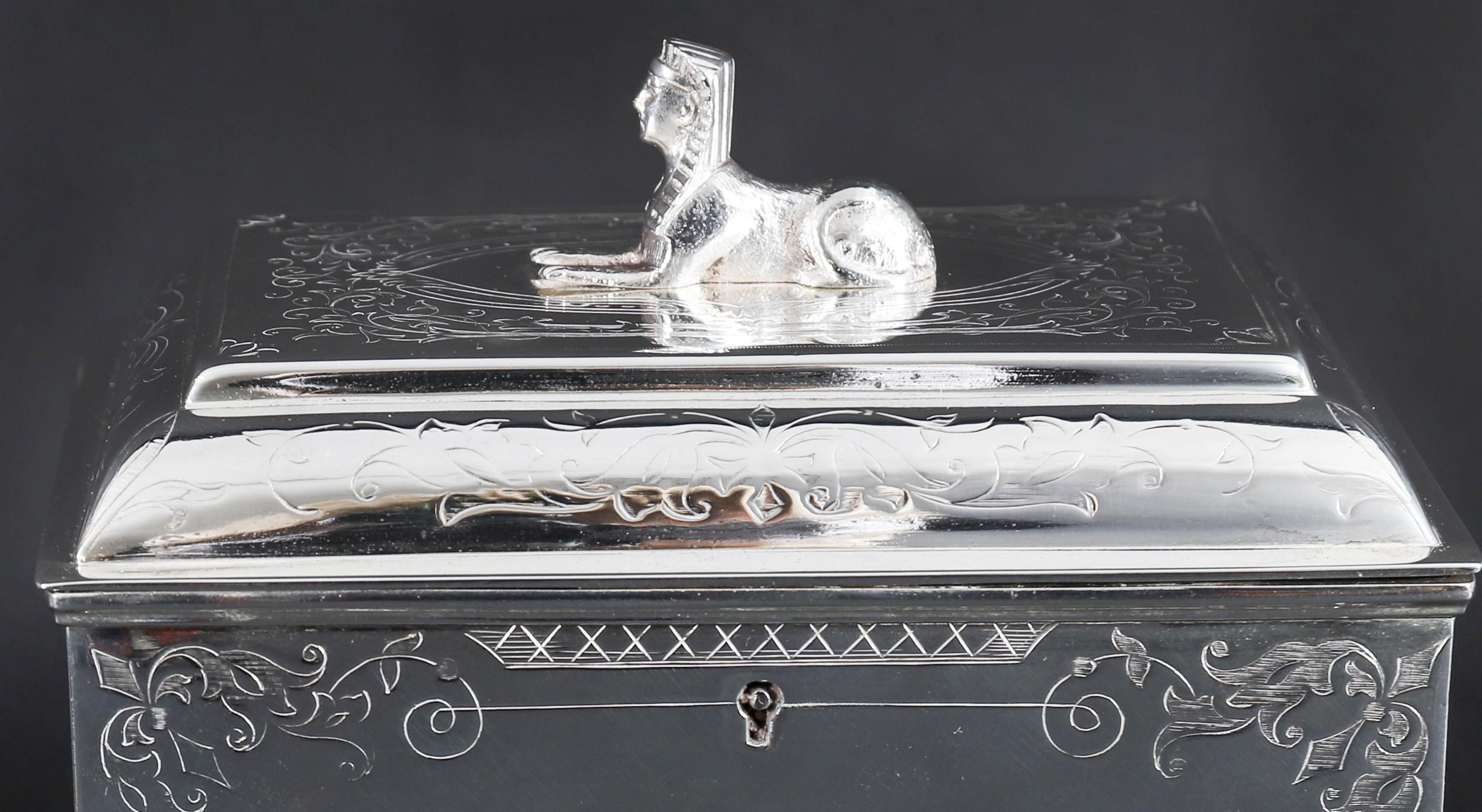 Argent Ancienne boîte à thé néo-empire en métal argenté 19ème siècle en vente