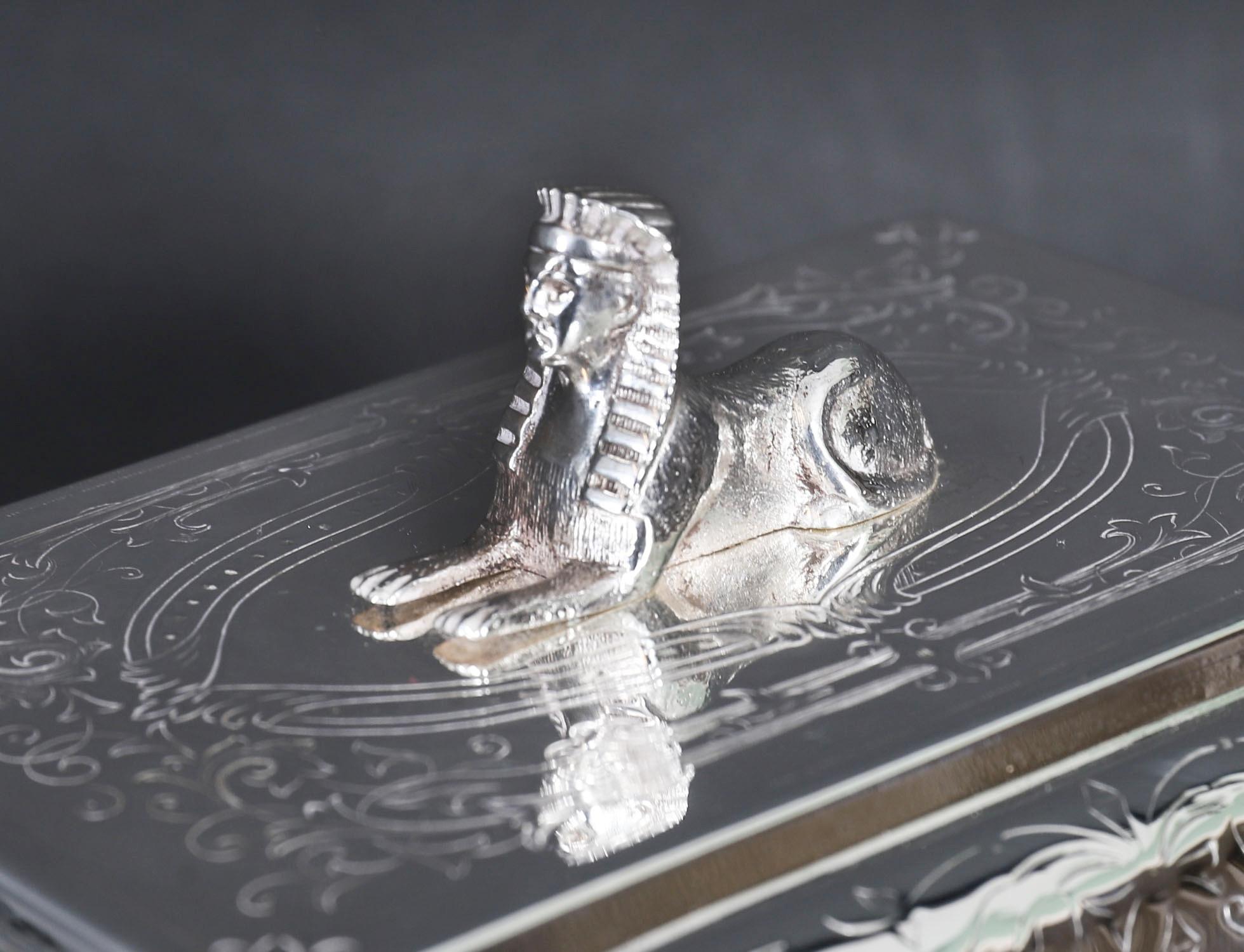 Ancienne boîte à thé néo-empire en métal argenté 19ème siècle en vente 1