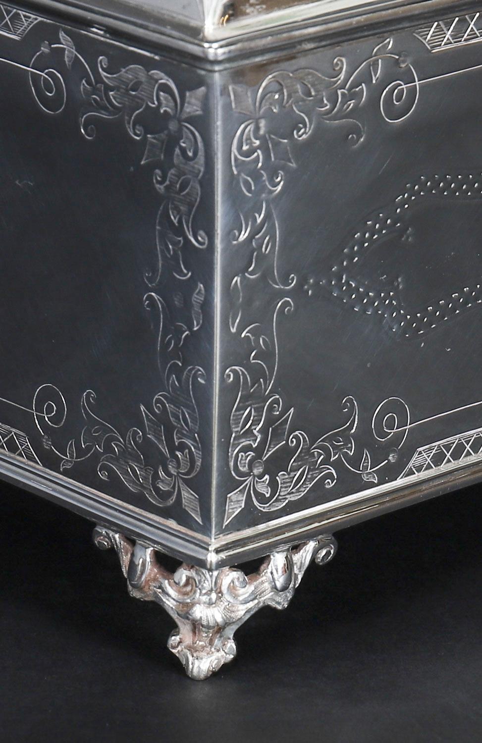 Ancienne boîte à thé néo-empire en métal argenté 19ème siècle en vente 2