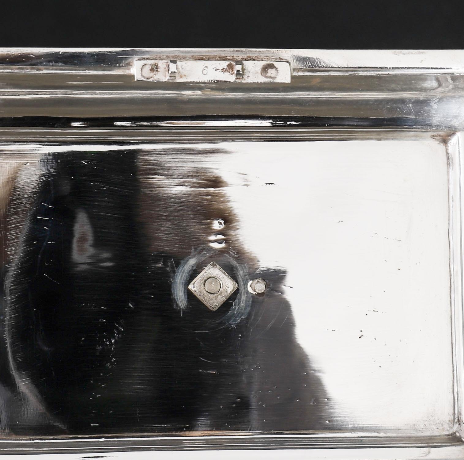 Ancienne boîte à thé néo-empire en métal argenté 19ème siècle en vente 3