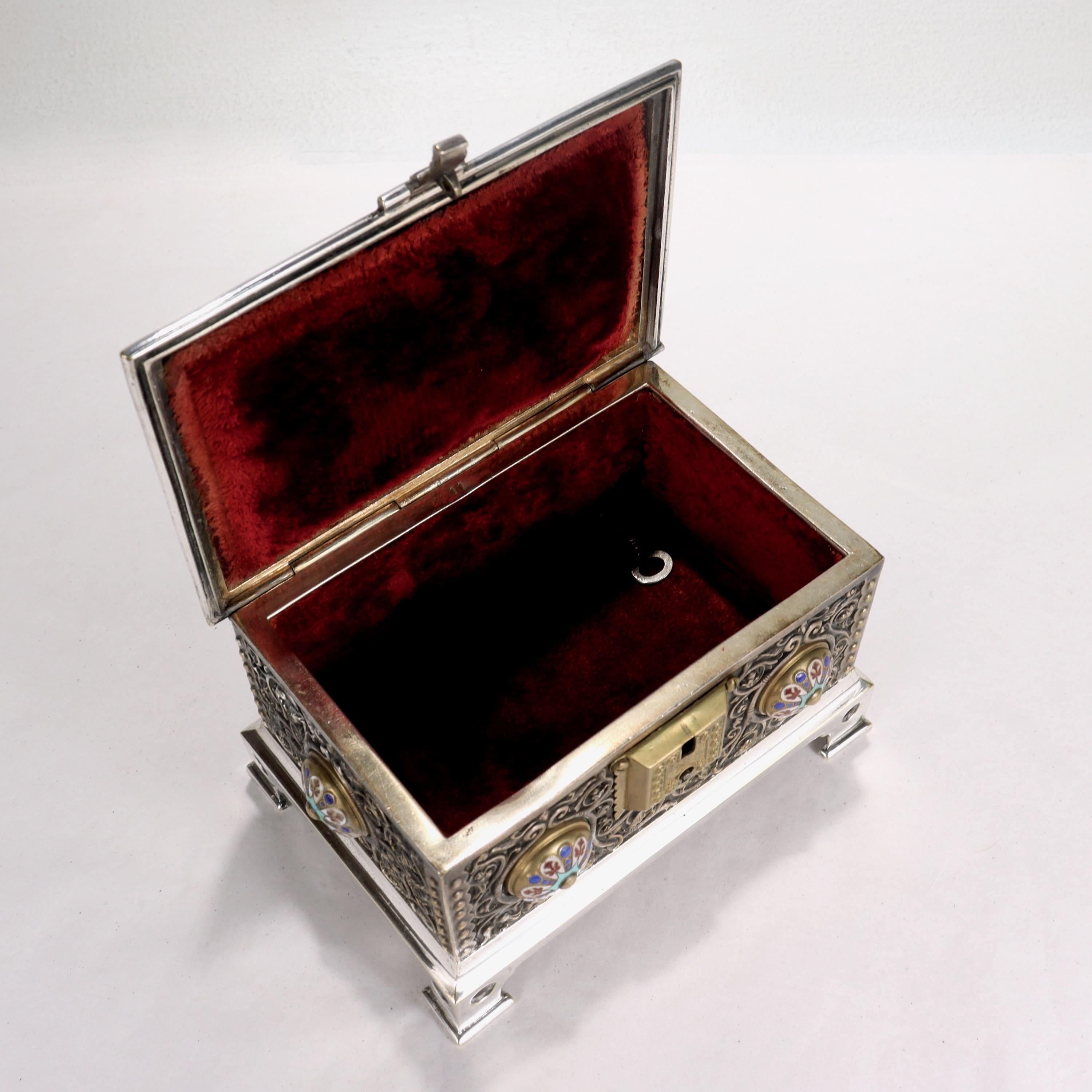 Caja o cofre de mesa antiguo plateado y esmaltado al gusto ruso en venta 7