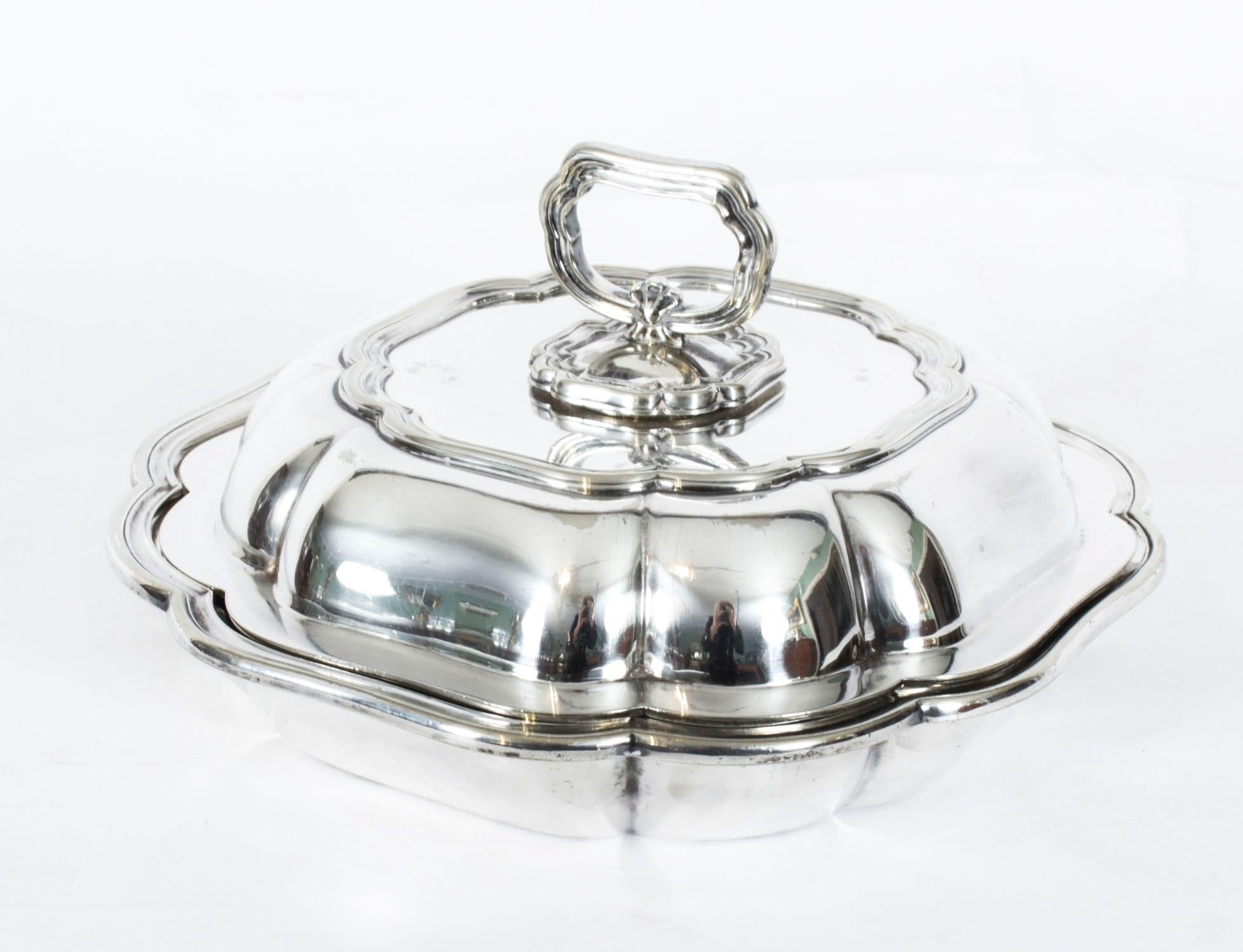 Dies ist eine exquisite und seltene antike englische versilbert entree Gericht von der weltbekannten Einzelhändler Asprey, von London um 1870 in Datum.

Der Entree-Teller hat einen quadratischen Körper mit elegantem, geriffeltem Dekor an Teller,