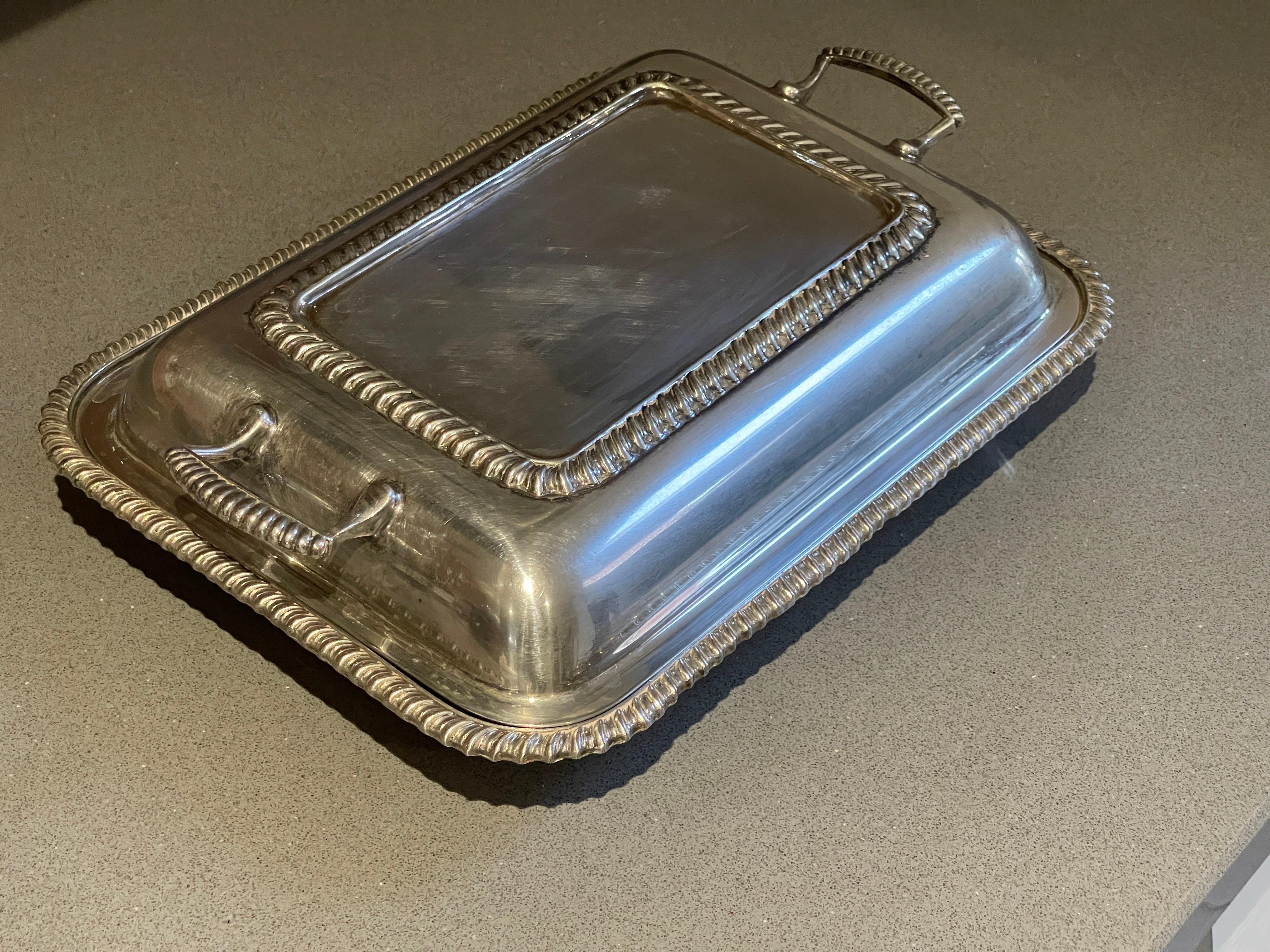 Plato inglés antiguo de principios del siglo XX con tapa para servir entrantes

Estado: Todos los aspectos son sólidos y seguros y no hay abolladuras, golpes, dobleces ni picaduras. Hay algunos roces en la placa de plata, que revelan el metal de