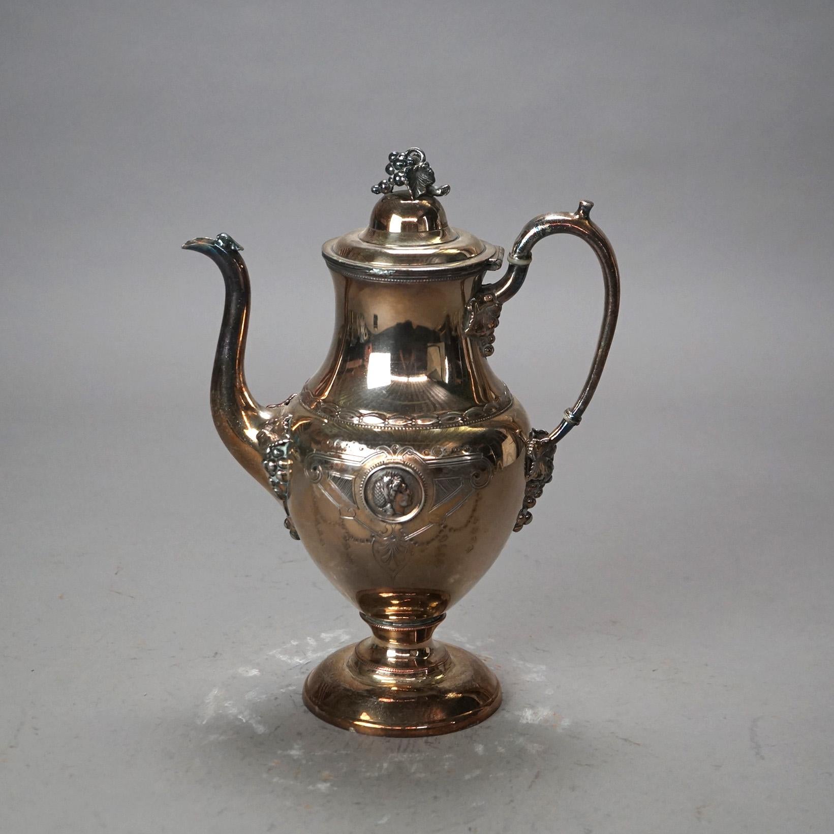 Plaqué argent Théière figurative ancienne en métal argenté, vers 1890 en vente