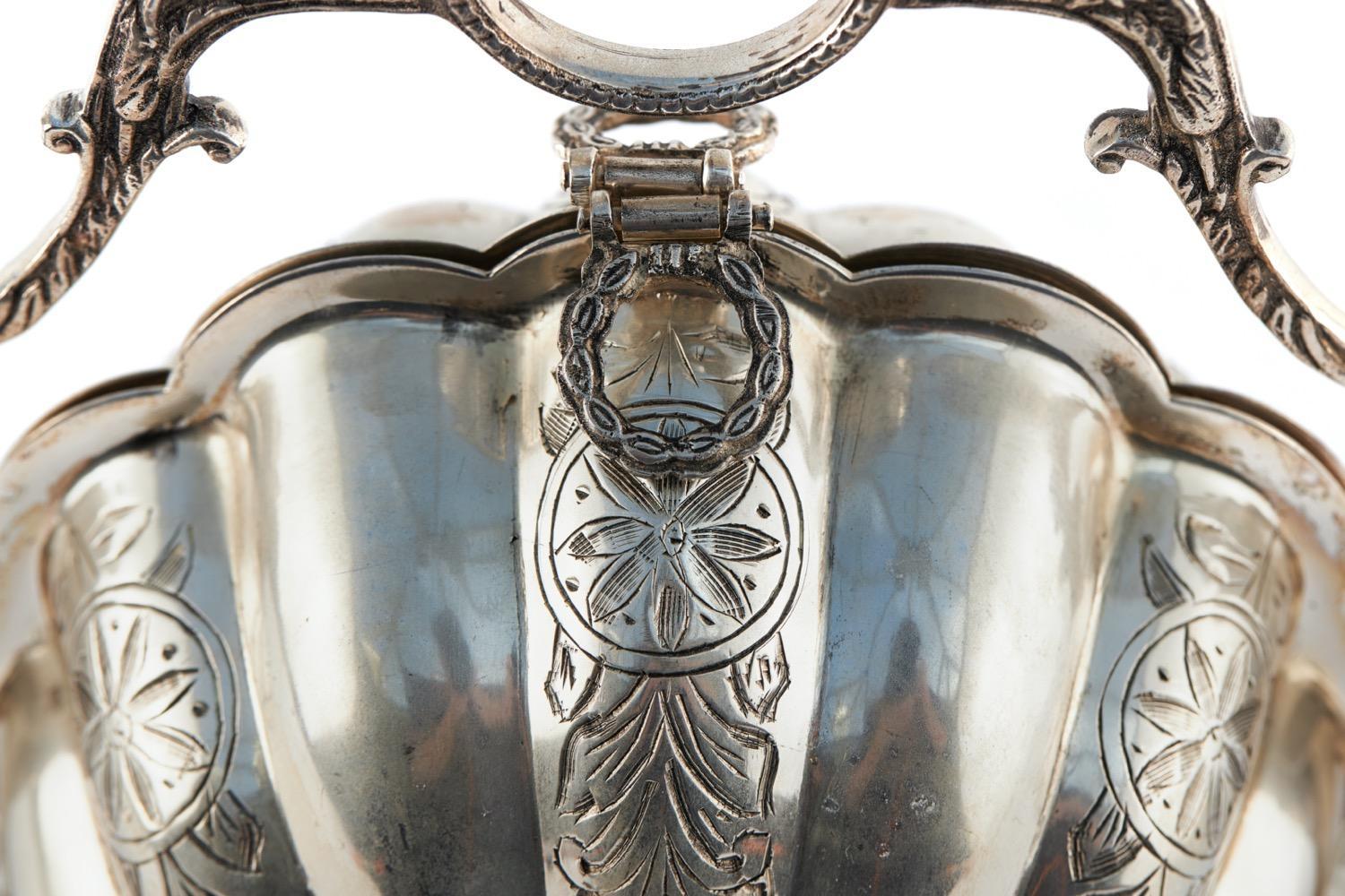 Se ofrece a la venta esta antigua galletera victoriana de concha plateada plegable, con una caja de concha decorada con un marco original ornamentado y asa de transporte, con asas decorativas en la parte superior que se abren para revelar el