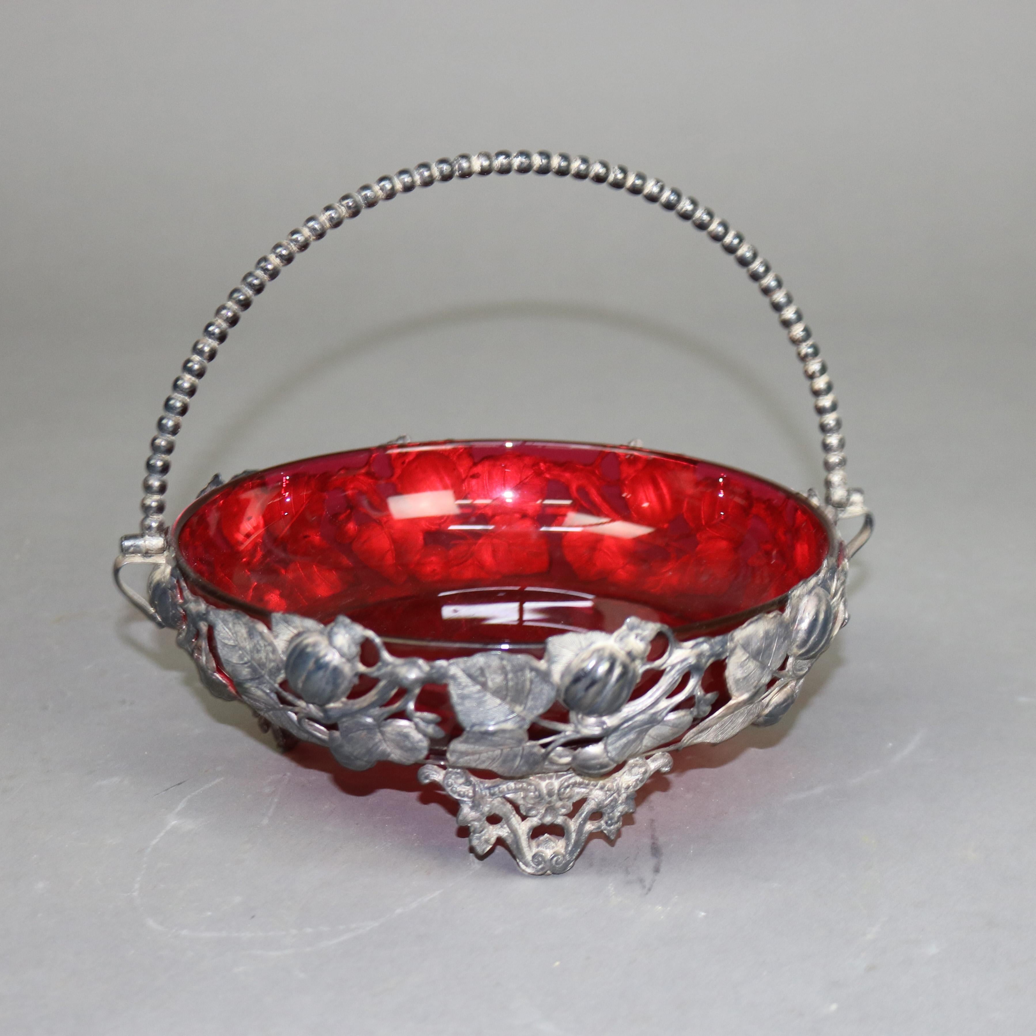 Antiker versilberter Kompottkorb in Blattform und Preiselbeerglas-Einsatz aus Glas, um 1890 im Zustand „Gut“ im Angebot in Big Flats, NY