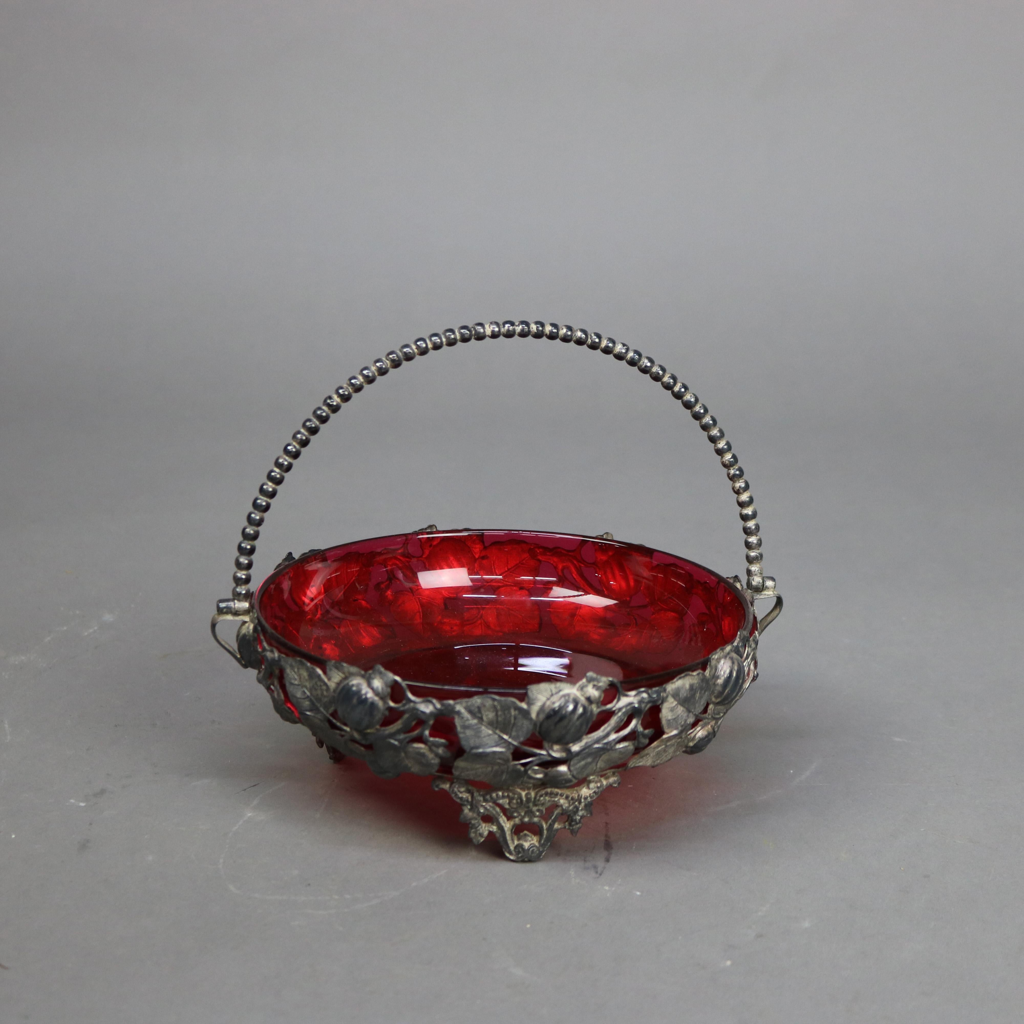 Antiker versilberter Kompottkorb in Blattform und Preiselbeerglas-Einsatz aus Glas, um 1890 (19. Jahrhundert) im Angebot