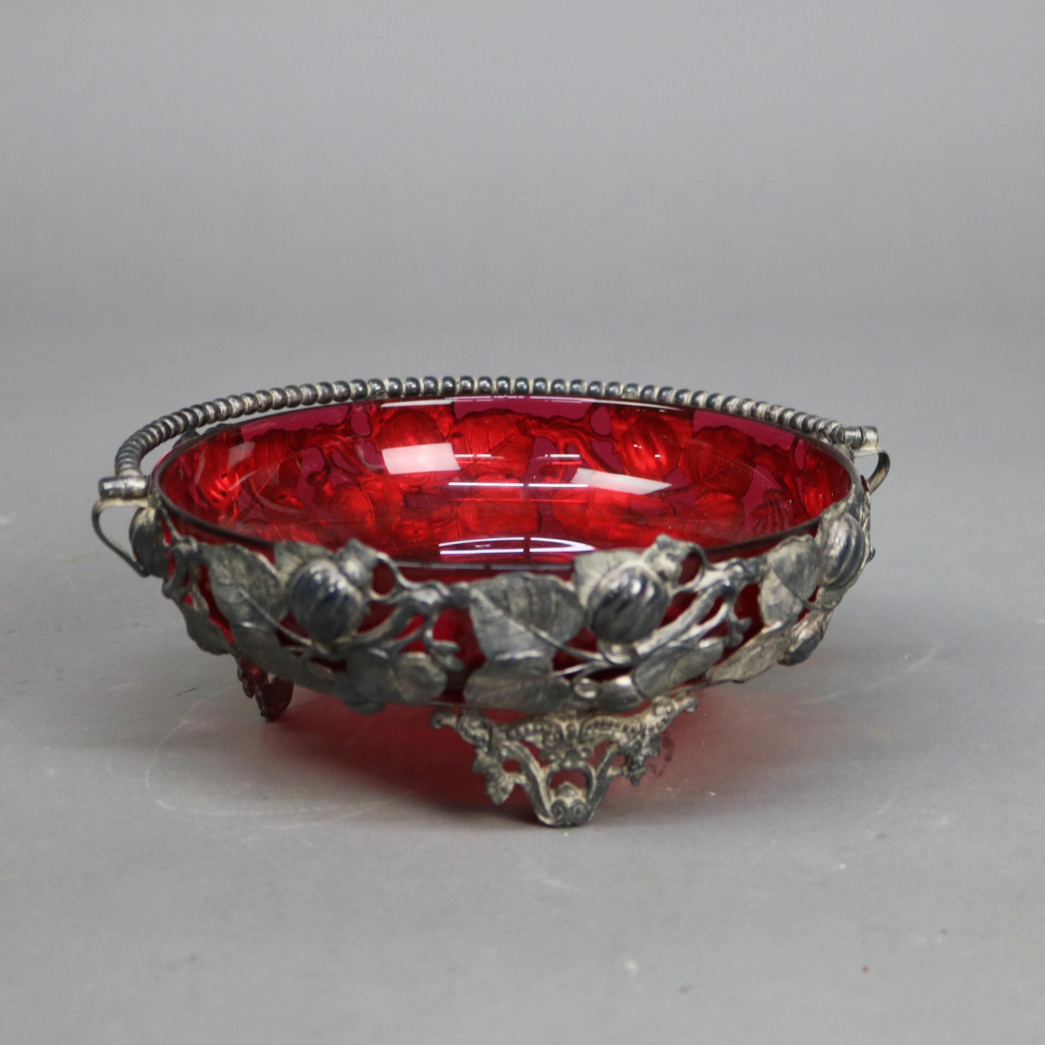 Antiker versilberter Kompottkorb in Blattform und Preiselbeerglas-Einsatz aus Glas, um 1890 (Versilberung) im Angebot