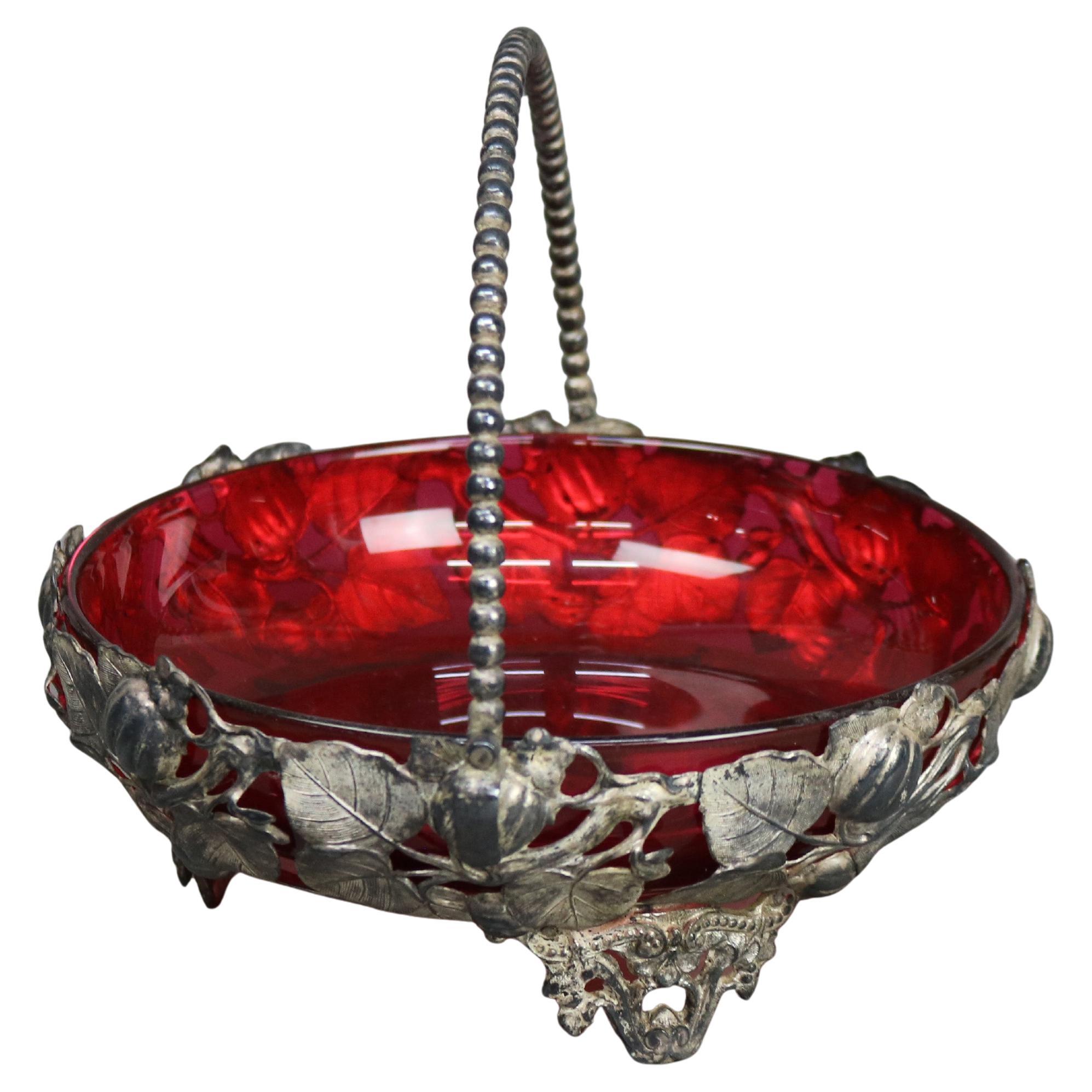 Panier à compote ancien en forme de feuillage plaqué argent et insert en verre canneberge C1890