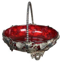 Antiguo Cesto de Compota con Forma Foliada Chapado en Plata e Inserto de Cristal de Arándano Rojo C1890