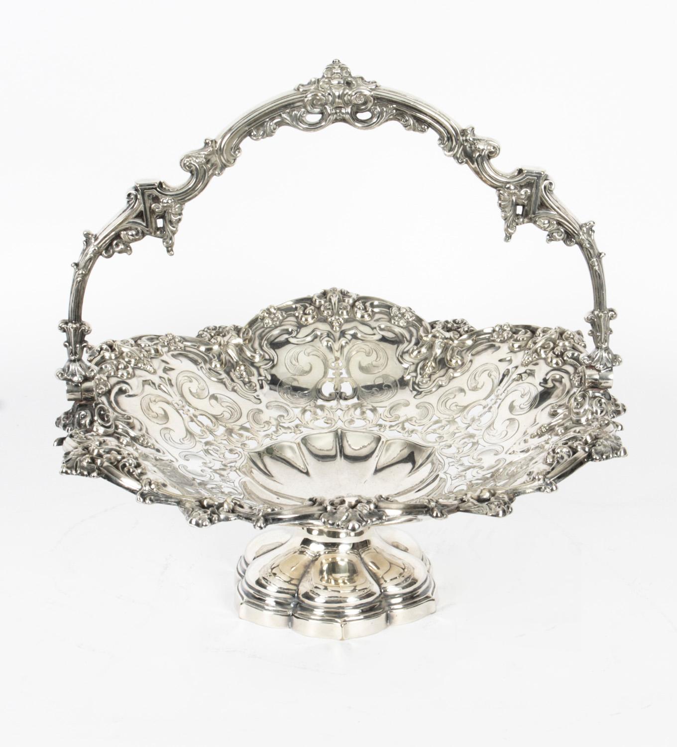 This is a stunning antique Victorian Sheffield Plate silver plated fruit basket with the makers mark of Henry Wilkinson & Co, circa 1830 in date.

The round shpaed body features fabulous engraved and cut out foliate and floral decoration..

It
