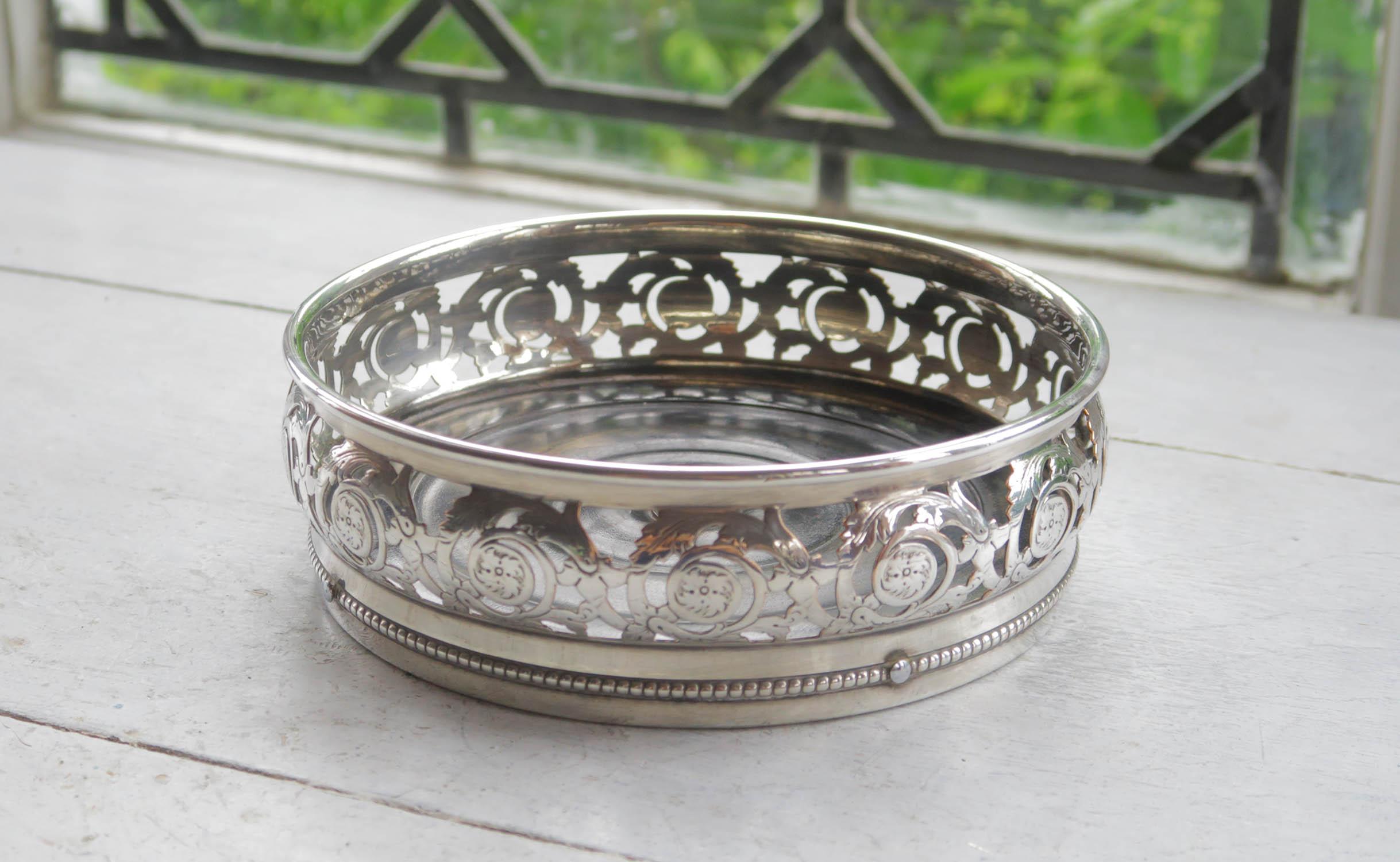 Very pretty silver plated coaster

Silver plate on copper

Ebonised wood base

No makers marks

Free UK shipping








 