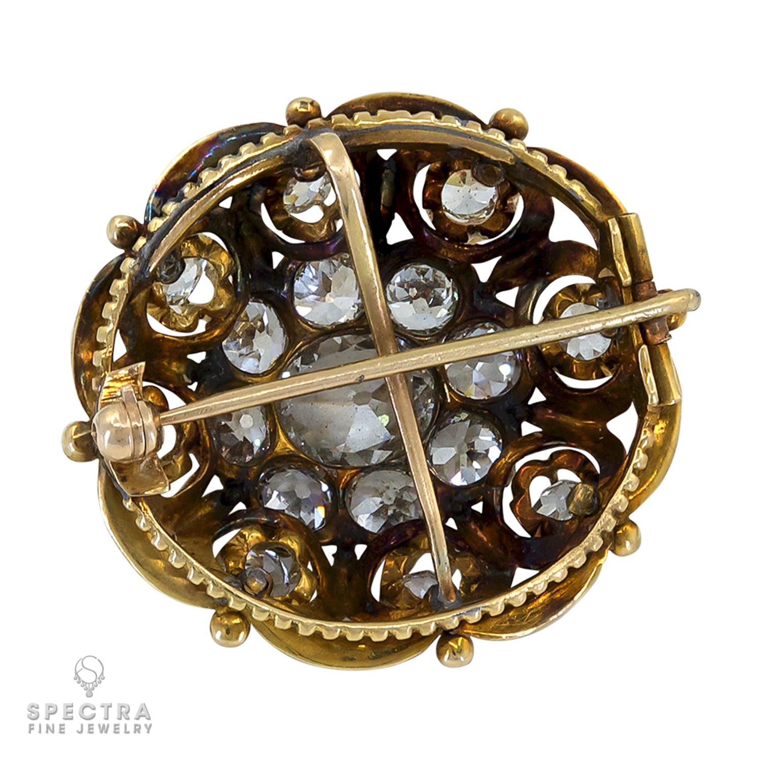 Cette exquise pièce antique, datant du début du XXe siècle, incarne l'élégance intemporelle et un savoir-faire exceptionnel. Conçu dans un souci de polyvalence, il peut être porté en clip ou en pendentif, grâce à un astucieux crochet situé à