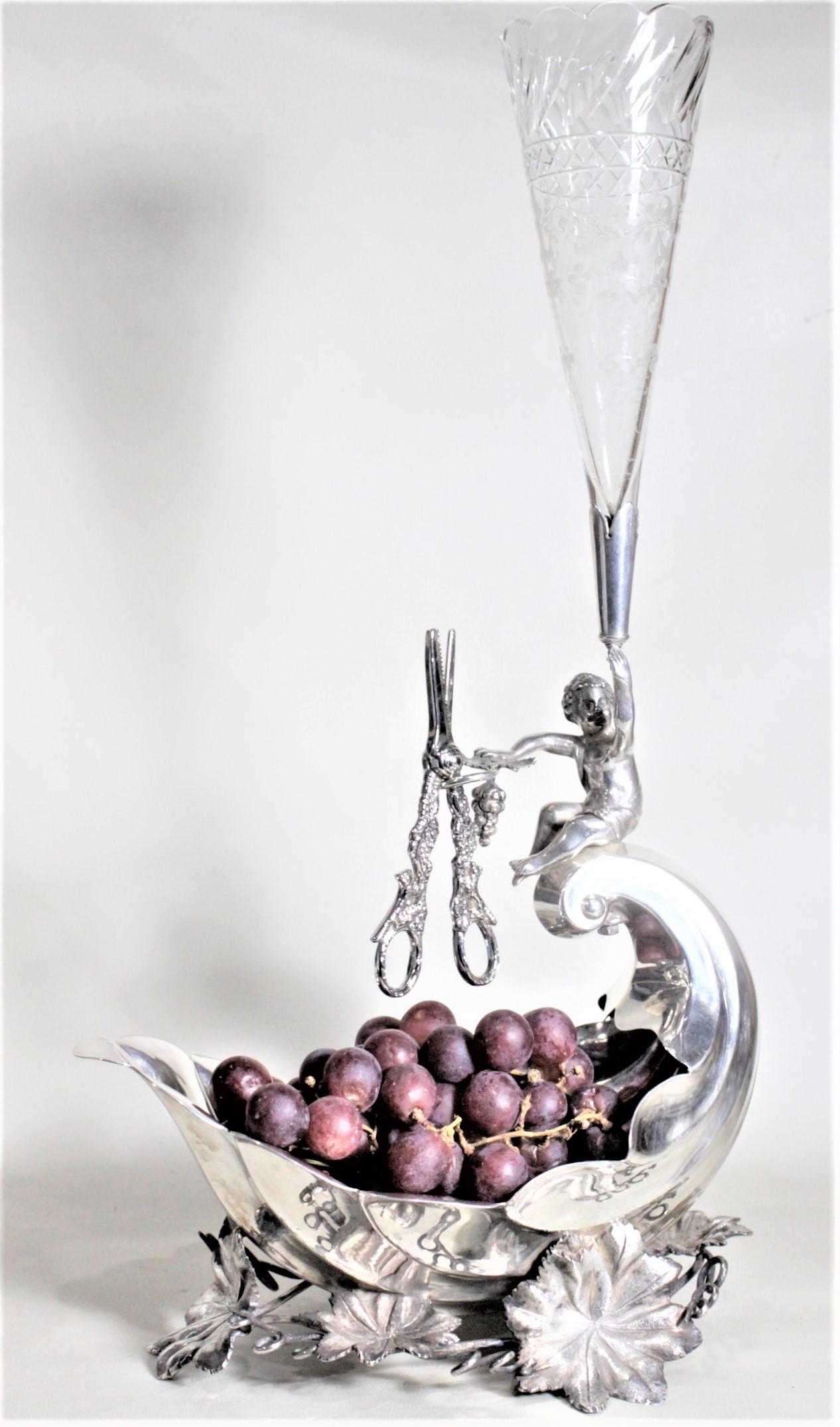 Antiker versilberter Traubenständer mit Kind und geätztem Glas Eperne (Beschichtet) im Angebot
