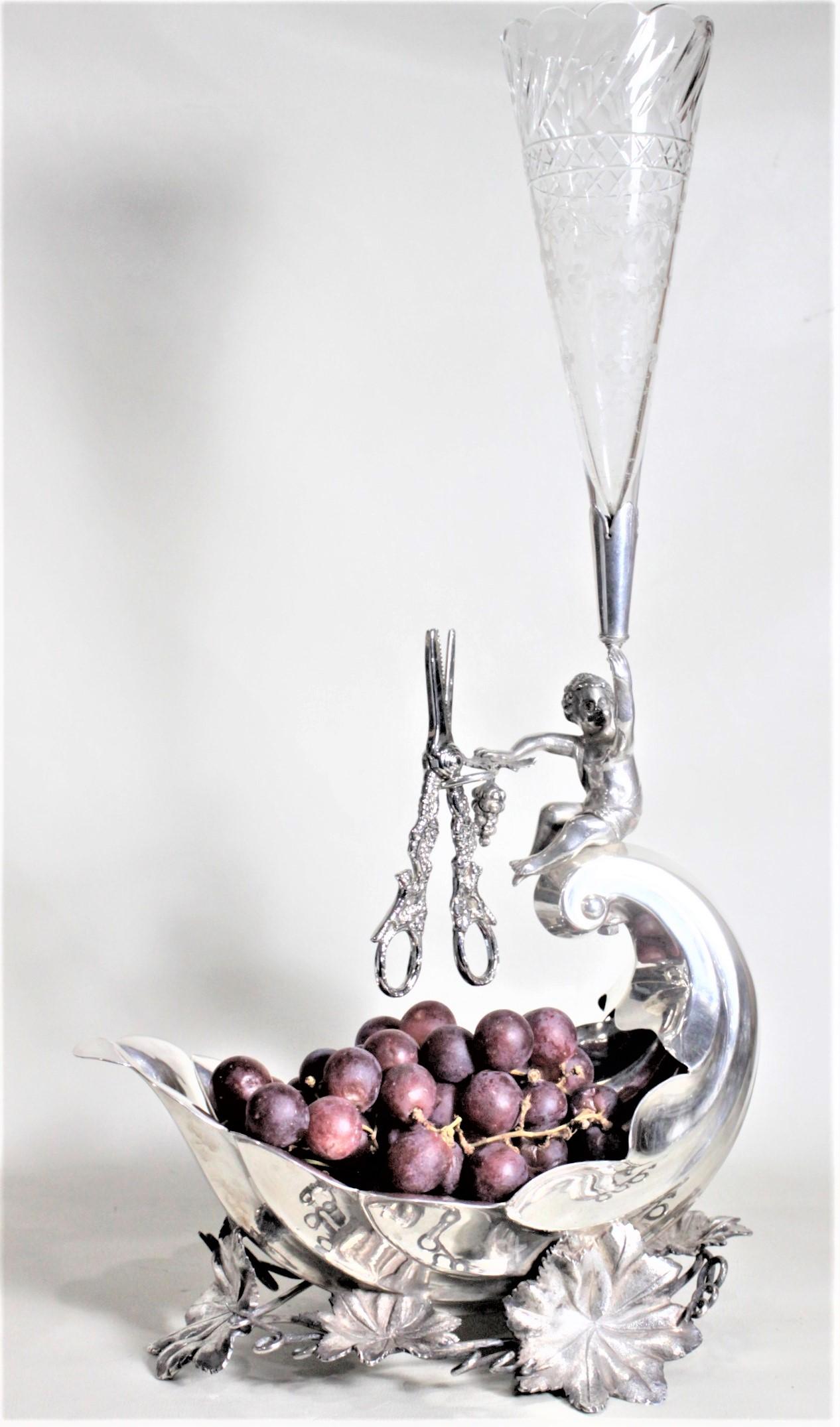 Plaqué Centre de table ancien en forme de raisin en métal argenté avec enfant et verre gravé Eperne en vente