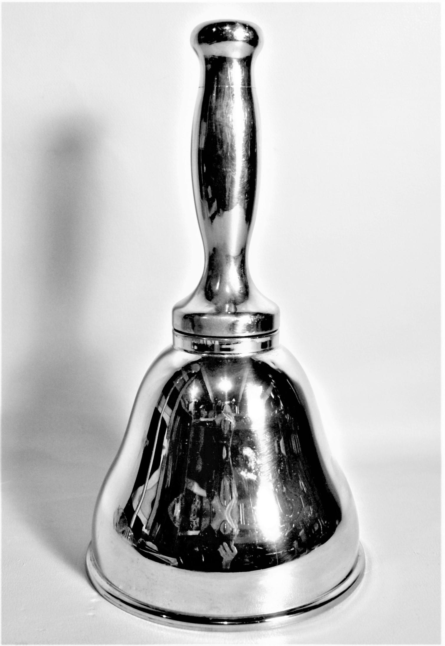 Anglais Shaker de cocktail ou de bar ancien en forme de cloche, en métal argenté, maintenu à la main en vente