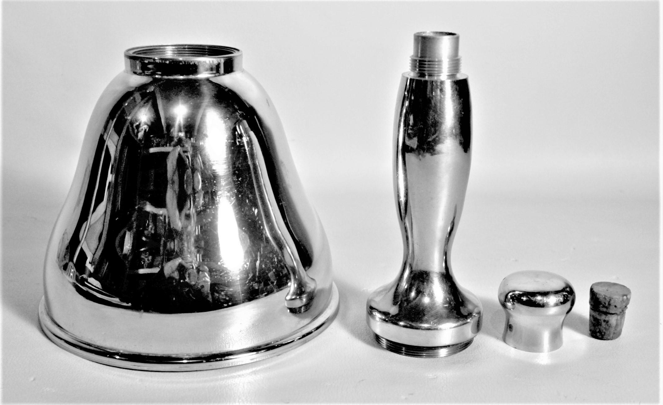 20ième siècle Shaker de cocktail ou de bar ancien en forme de cloche, en métal argenté, maintenu à la main en vente