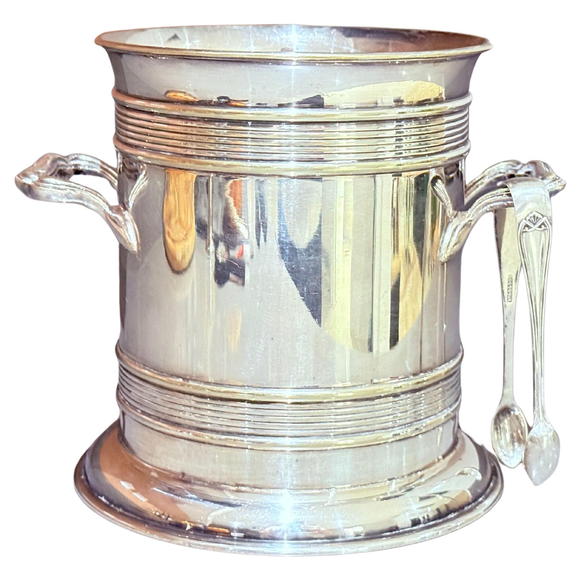 Antico secchiello per il ghiaccio placcato in argento con pinze originali, 23 × 16 cm - Inizio XX secolo in vendita