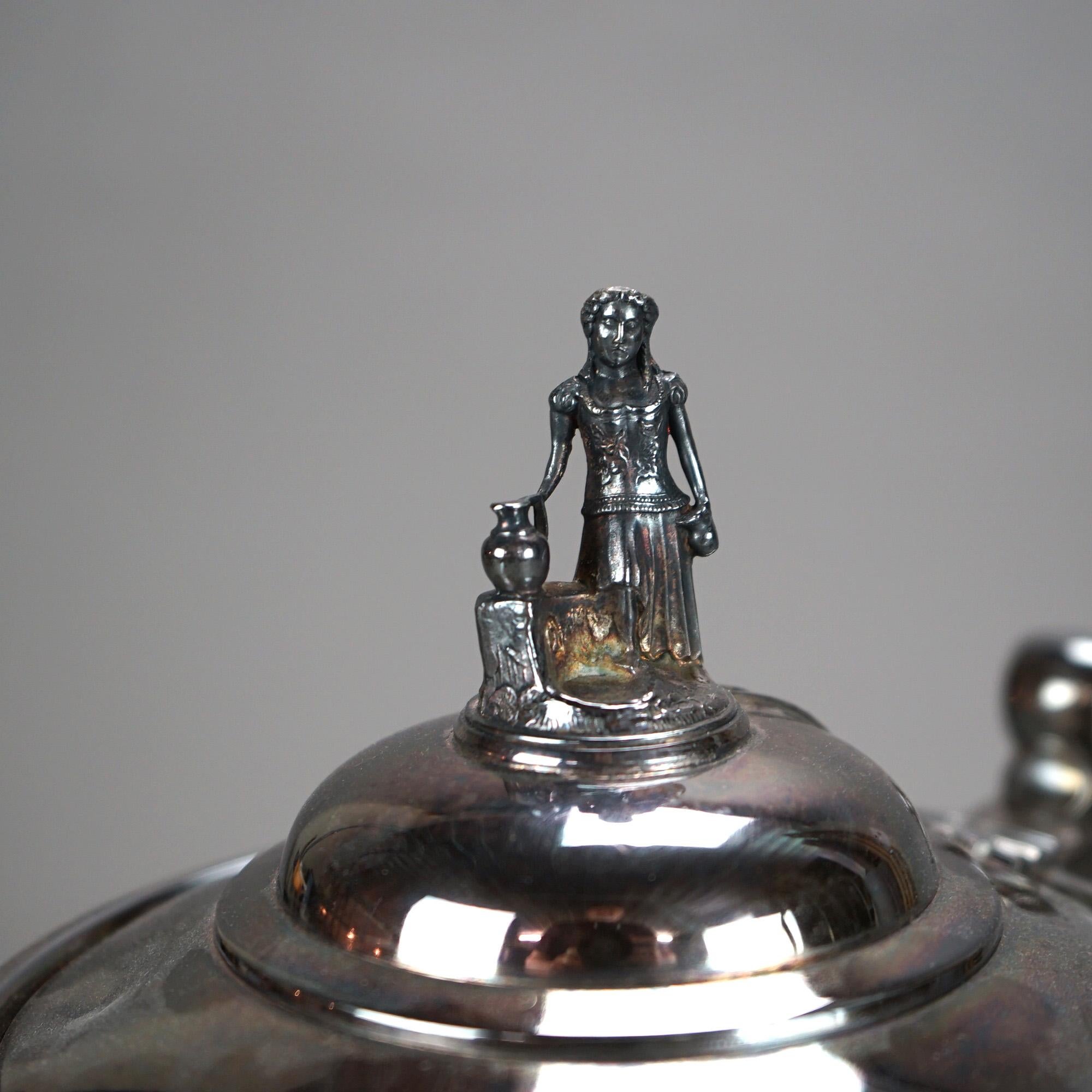 Antica brocca per l'acqua isolata placcata in argento con pinna figurata e incisione a fogliame C1890

Misura 13 