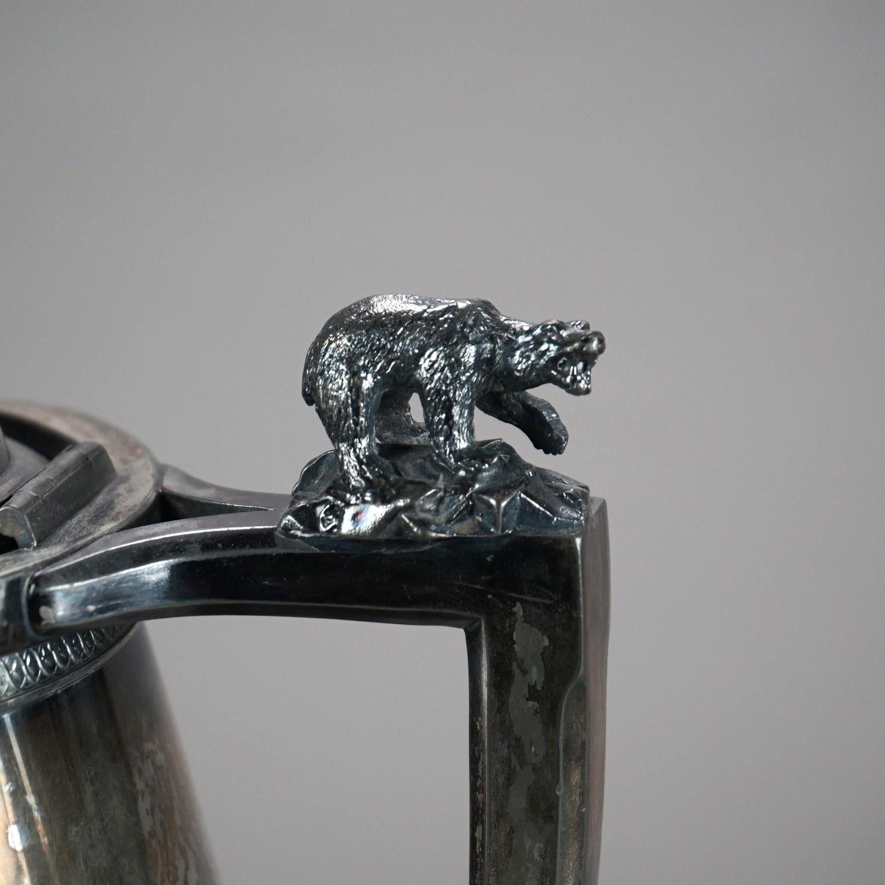 Antica brocca d'acqua isolata placcata in argento con incisione di foglie C1890

Misure: 13