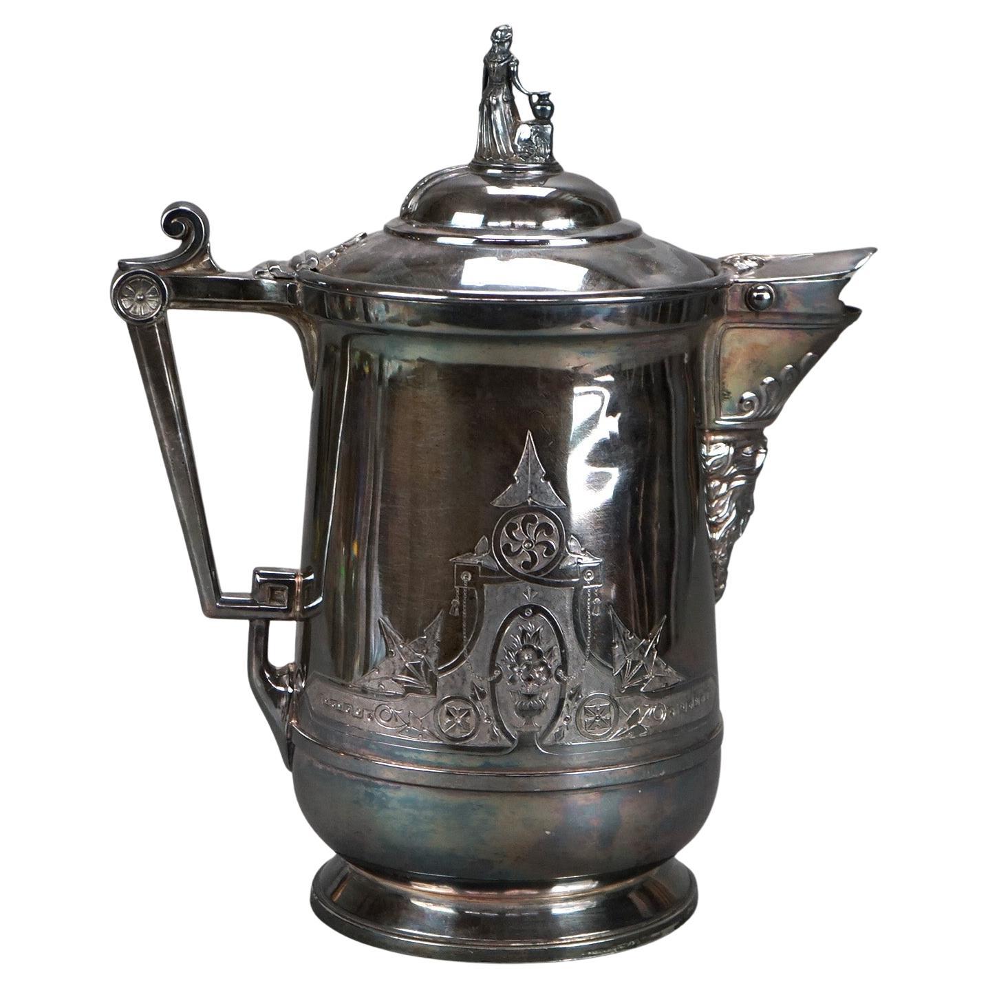 Antigua jarra de agua aislada plateada C1890