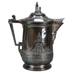 Antigua jarra de agua aislada plateada C1890