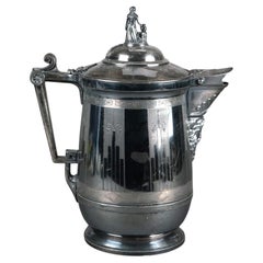 Antigua jarra de agua aislada plateada C1890