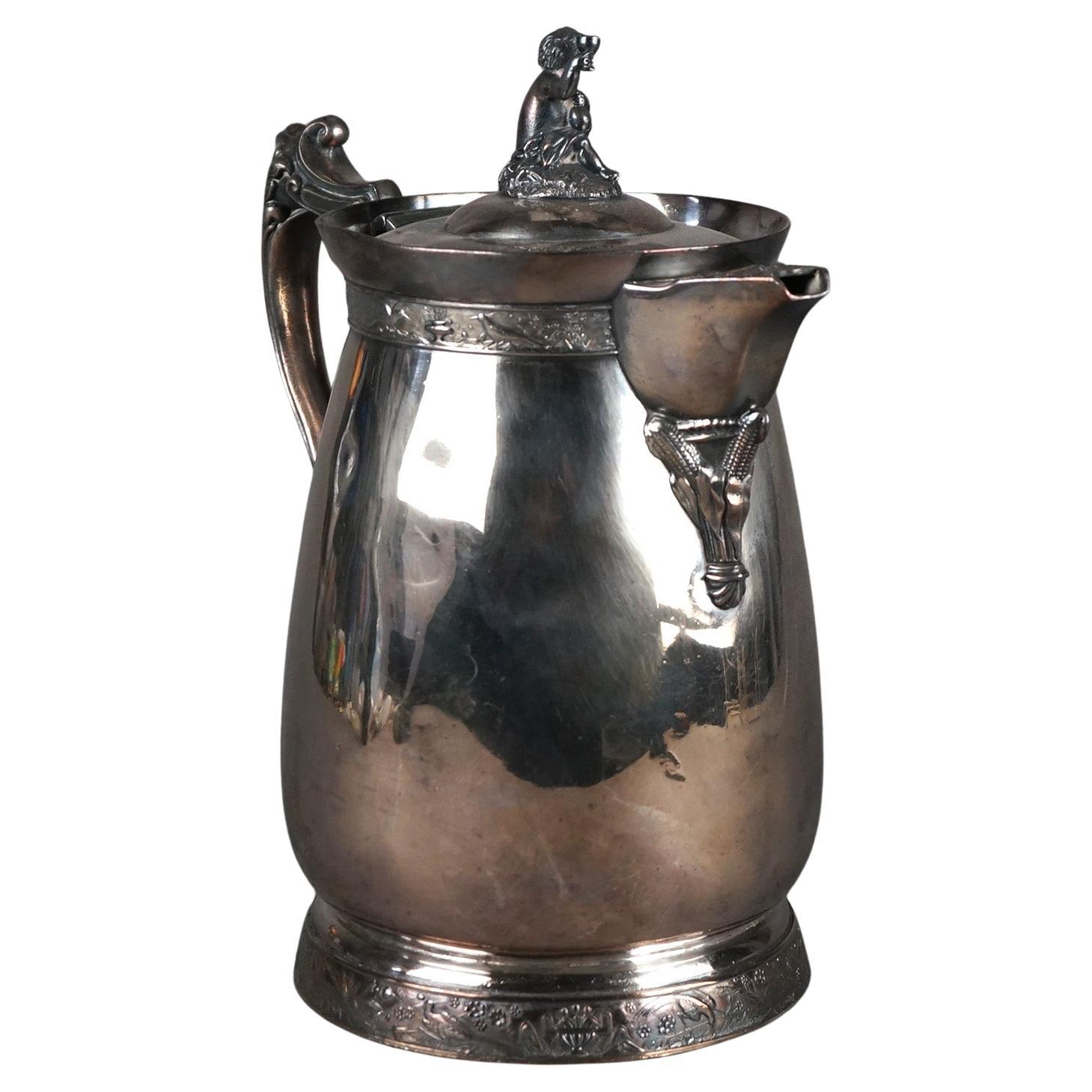 Antigua jarra de agua aislada plateada C1890